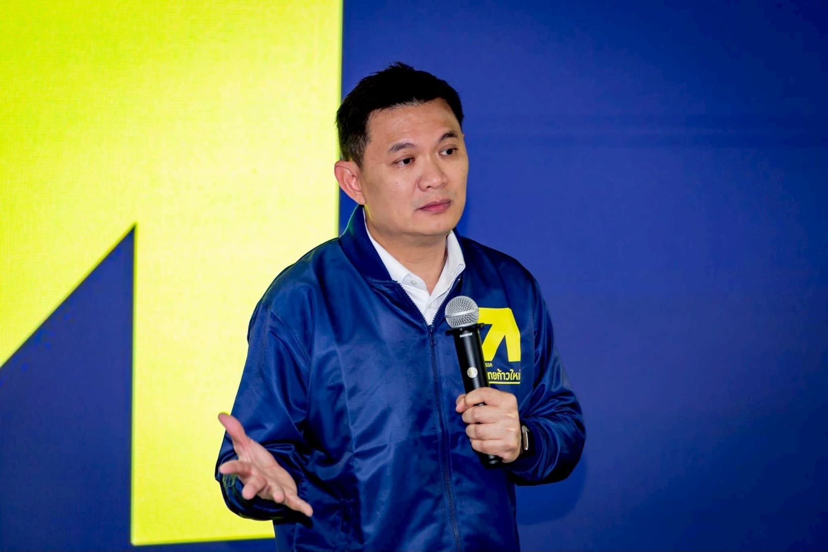 “ดร.เอ้” ทำบุญเปิดที่ทำการพรรคไทยก้าวใหม่ ขอโอกาสเปลี่ยนประเทศตั้งแต่รากฐาน 
ยืนยัน ไม่เล่นการเมืองฉาบฉวย พร้อมทำงานร่วมกับทุกคน ไม่วางเป้าจำนวน สส. แต่จะทำให้ดีที่สุด 