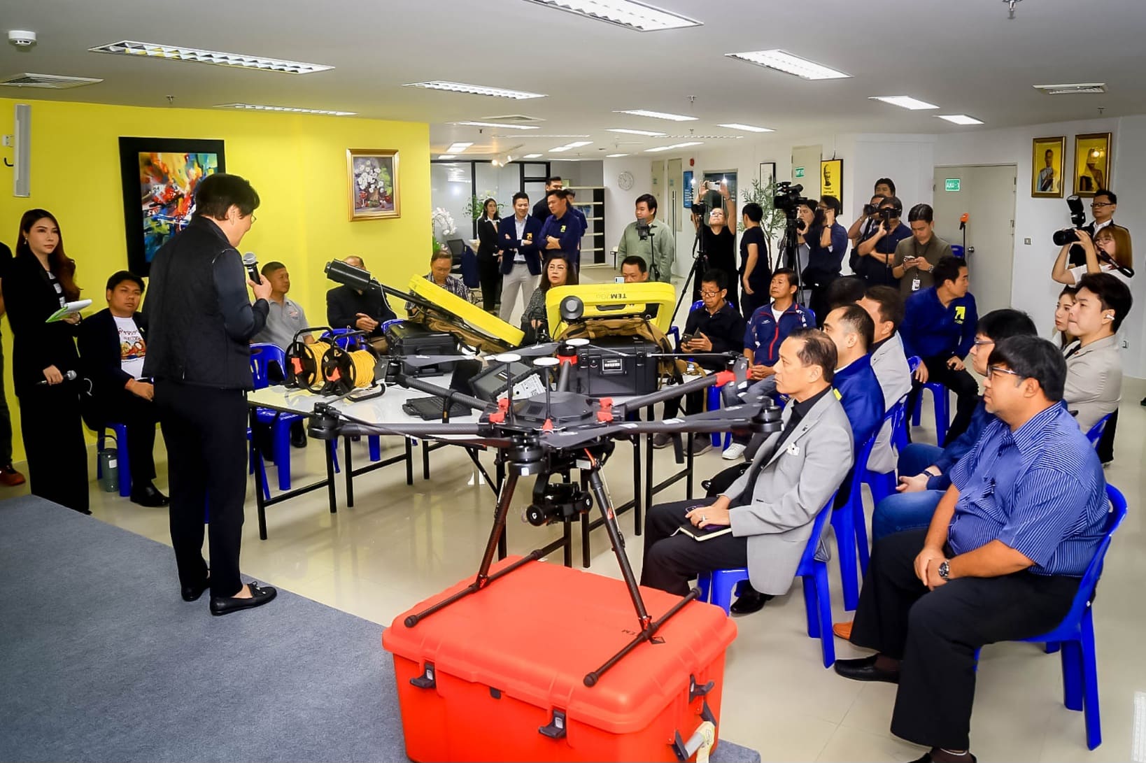 "พรรคไทยก้าวใหม่“ โชว์เทคโนโลยีธรณีฟิสิกส์ ”TEM2Go“ นวัตกรรมสำรวจชั้นใต้ดินแบบเรียลไทม์ หวัง ใช้วางแผนจัดการน้ำได้อย่างแม่นยำ ช่วยพลิกวิกฤต ‘หลาก - แล้ง - จน’ ด้าน ’สุชัชวีร์‘ ผลักดันเป็นนโยบายหลัก ให้ใช้ในไทย เพื่อแก้ปัญหาวิกฤตน้ำในประเทศ