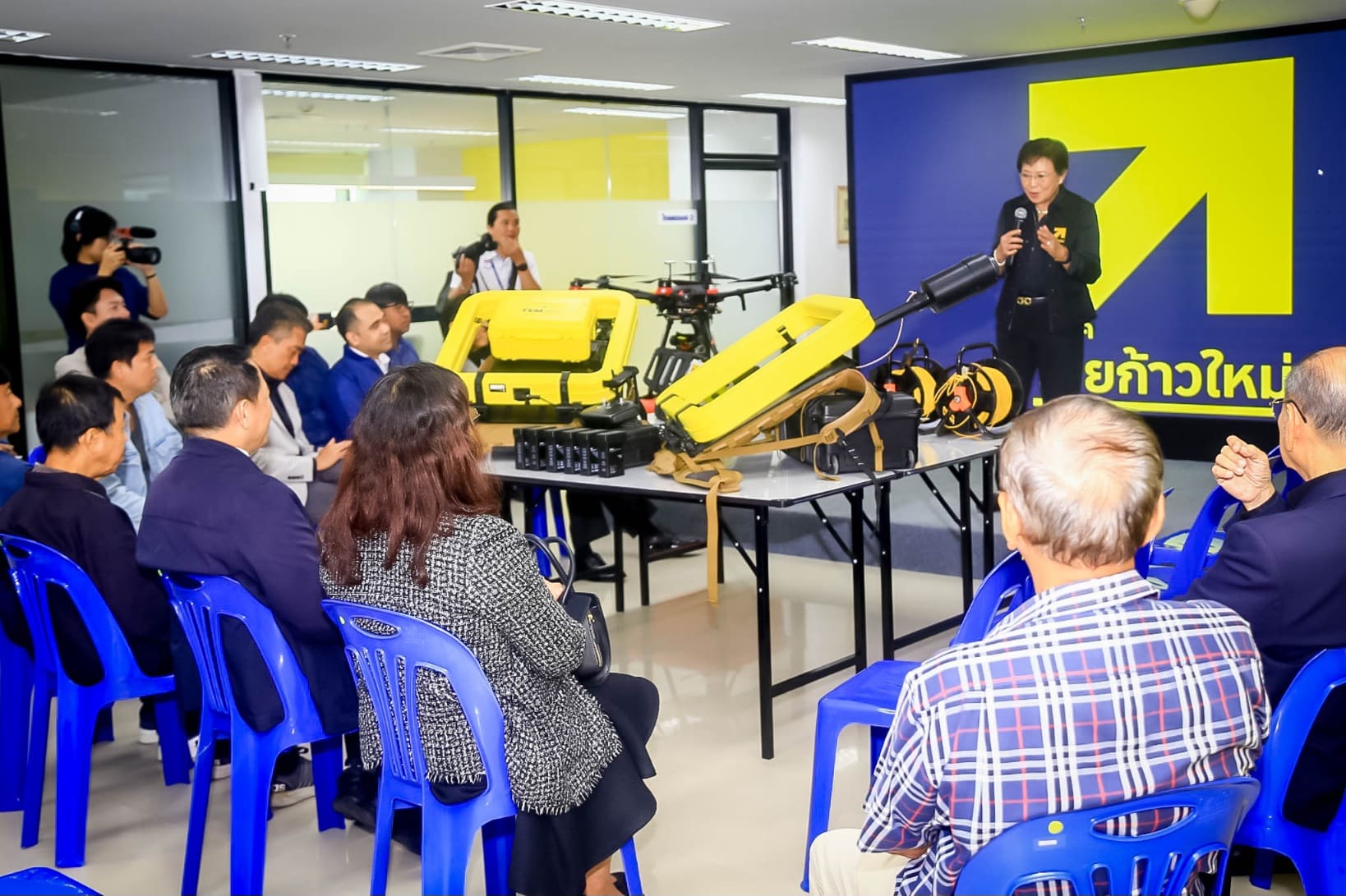 "พรรคไทยก้าวใหม่“ โชว์เทคโนโลยีธรณีฟิสิกส์ ”TEM2Go“ นวัตกรรมสำรวจชั้นใต้ดินแบบเรียลไทม์ หวัง ใช้วางแผนจัดการน้ำได้อย่างแม่นยำ ช่วยพลิกวิกฤต ‘หลาก - แล้ง - จน’ ด้าน ’สุชัชวีร์‘ ผลักดันเป็นนโยบายหลัก ให้ใช้ในไทย เพื่อแก้ปัญหาวิกฤตน้ำในประเทศ