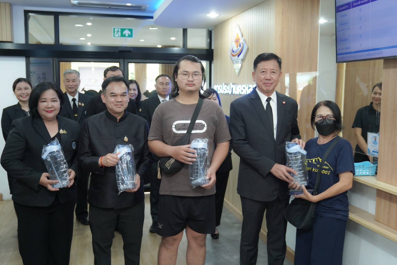 มท.3 เปิดจุดให้บริการน้ำดื่มสะอาดเพื่อประชาชน ณ สำนักงานประปาสาขาตากสิน
ยกระดับคุณภาพชีวิตประชาชน ด้วยน้ำดื่มสะอาด ปลอดภัย ดื่มได้ฟรี
เนื่องในโอกาส 111 ปี การประปาไทย