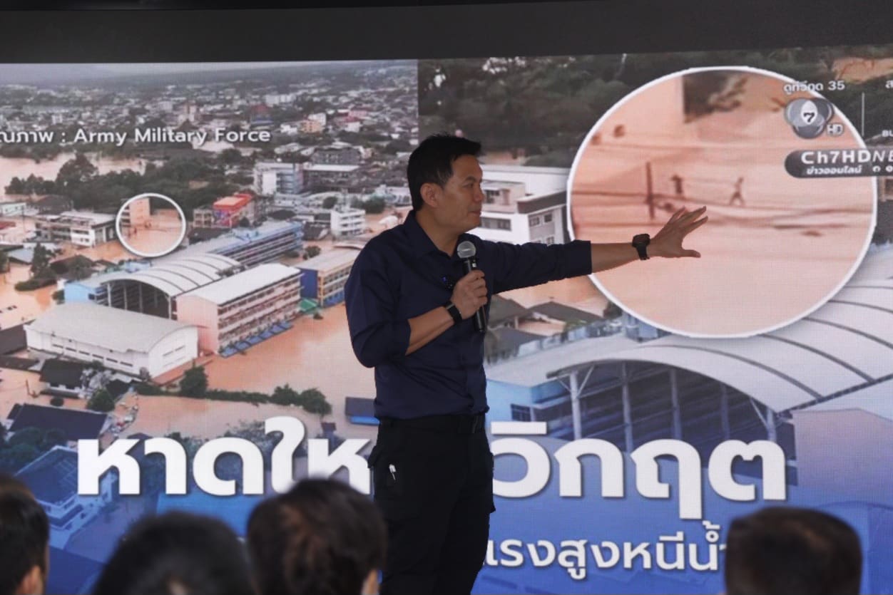 ดร.เอ้ นำพรรคไทยก้าวใหม่ แถลงเปิดตัวคาราวานช่วยน้ำท่วมภาคใต้ 
