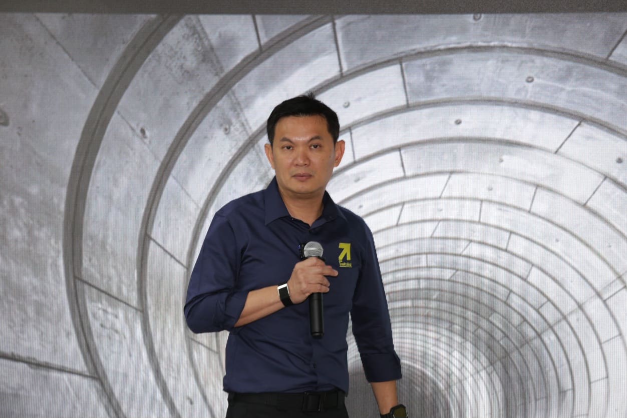 ดร.เอ้ นำพรรคไทยก้าวใหม่ แถลงเปิดตัวคาราวานช่วยน้ำท่วมภาคใต้ 
