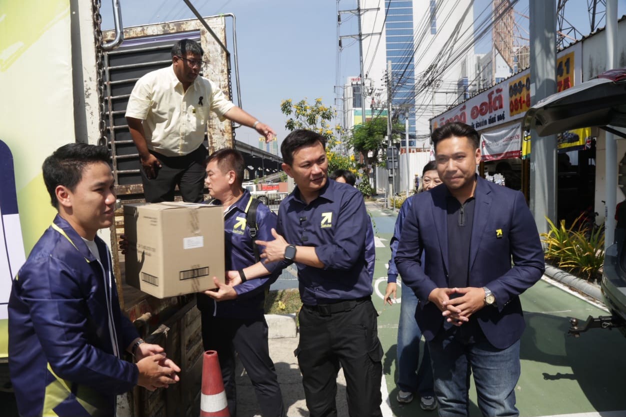 ดร.เอ้ นำพรรคไทยก้าวใหม่ แถลงเปิดตัวคาราวานช่วยน้ำท่วมภาคใต้ 
