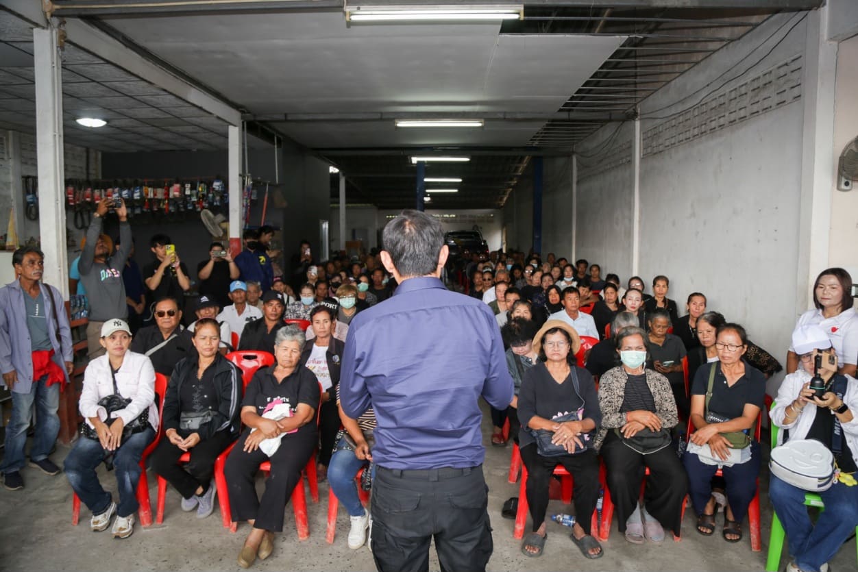 “ดร.เอ้” เปิดศูนย์ประสานงาน จ.สุราษฎร์ธานี ตั้งเป้าขอปักธงในพื้นที่ บอก เป็นลูกหลานคนใต้ ขอให้เลิกทน พร้อมเสนอแก้ราคาพืชผลการเกษตร - ลงทุนกับคนเรื่องการศึกษา