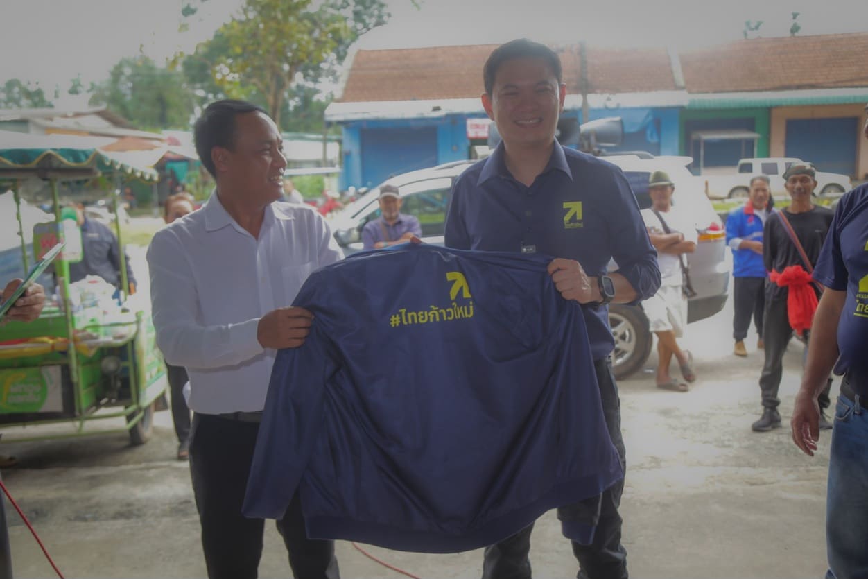 “ดร.เอ้” เปิดศูนย์ประสานงาน จ.สุราษฎร์ธานี ตั้งเป้าขอปักธงในพื้นที่ บอก เป็นลูกหลานคนใต้ ขอให้เลิกทน พร้อมเสนอแก้ราคาพืชผลการเกษตร - ลงทุนกับคนเรื่องการศึกษา