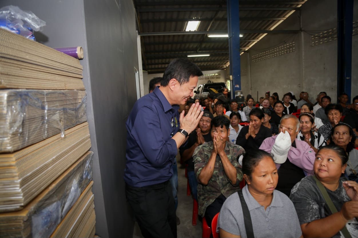 “ดร.เอ้” เปิดศูนย์ประสานงาน จ.สุราษฎร์ธานี ตั้งเป้าขอปักธงในพื้นที่ บอก เป็นลูกหลานคนใต้ ขอให้เลิกทน พร้อมเสนอแก้ราคาพืชผลการเกษตร - ลงทุนกับคนเรื่องการศึกษา