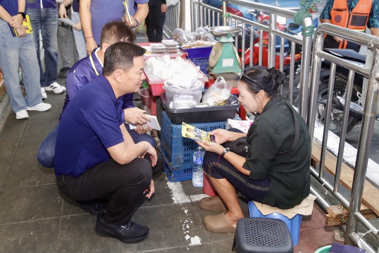 “ดร.เอ้” ลงพื้นที่คลองสาน–วงเวียนใหญ่ ประชาชนร้องหนักปัญหาน้ำท่วม กลัวเหมือนหาดใหญ่–ฝุ่นพิษ ย้ำขอโอกาสพรรคไทยก้าวใหม่ เข้ามาแก้ปัญหากรุงเทพฯ อย่างยั่งยืน ขณะ “ทรงวุฒิ” ย้ำนโยบายธนู 4 ดอก ช่วยคนกรุง