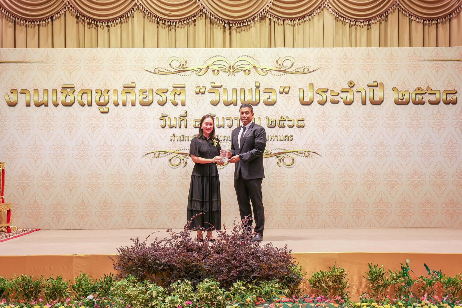 ชัย โสภณพนิช ได้รับการยกย่องเป็นพ่อตัวอย่างกรุงเทพมหานคร เขตสาทร จากการเป็นผู้นำครอบครัวและองค์กร รวมถึงทำคุณประโยชน์ต่อสังคมรอบด้าน
