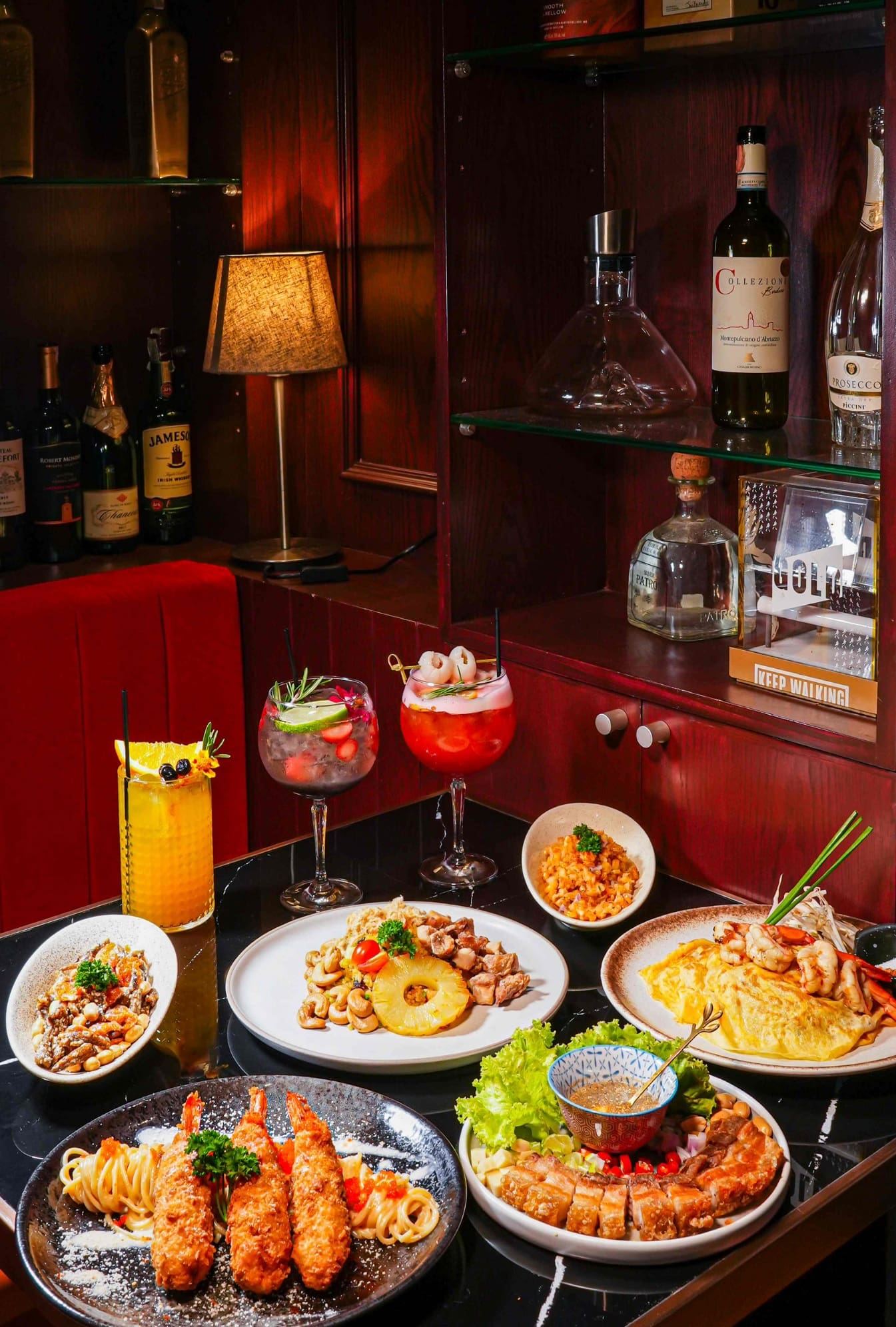 CAT ON THE ROOF สาขาเดียวในกรุงเทพ แฮงค์เอาท์ไลฟ์สไตล์ที่ “เอ็ม บี เค เซ็นเตอร์” เท่านั้น
ดื่มด่ำรสชาติแห่งความสุข เครื่องดื่ม อาหาร เสน่ห์แห่งเสียงเพลงในบรรยากาศสนุกสุดชิล