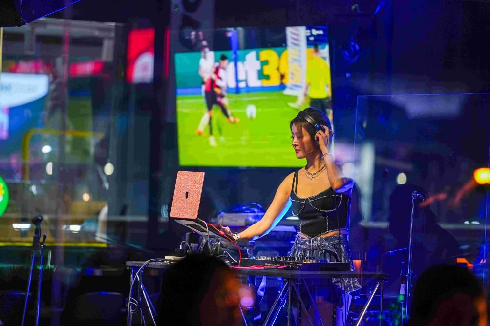 CAT ON THE ROOF สาขาเดียวในกรุงเทพ แฮงค์เอาท์ไลฟ์สไตล์ที่ “เอ็ม บี เค เซ็นเตอร์” เท่านั้น ดื่มด่ำรสชาติแห่งความสุข เครื่องดื่ม อาหาร เสน่ห์แห่งเสียงเพลงในบรรยากาศสนุกสุดชิล