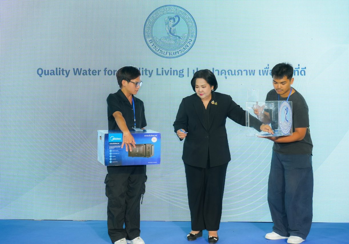 ผู้ว่าการ กปน. ร่วมจับสลาก มอบโชคแก่ประชาชน ที่ร่วมกิจกรรมภายในร้านกาชาด กปน. 
