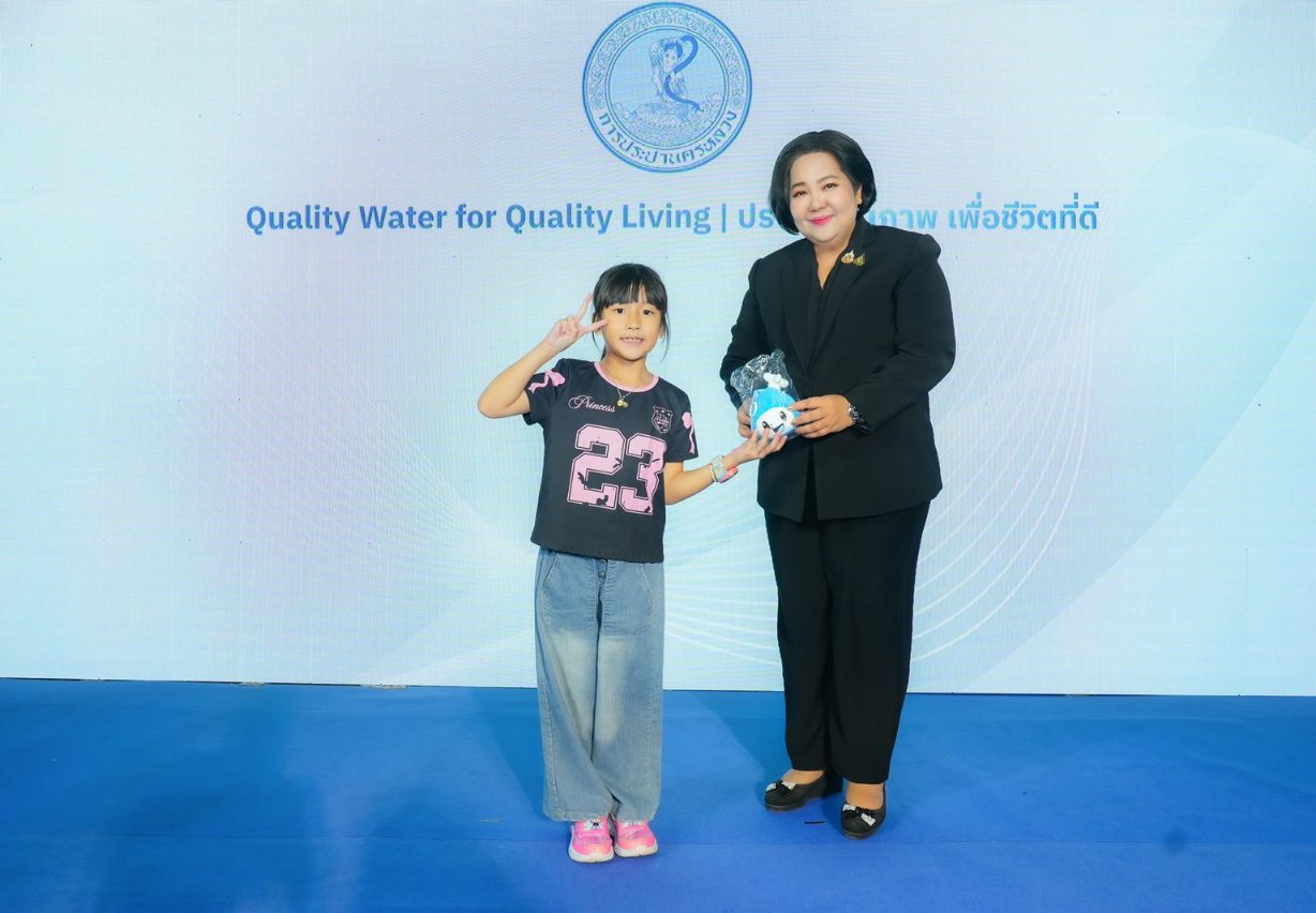 ผู้ว่าการ กปน. ร่วมจับสลาก มอบโชคแก่ประชาชน ที่ร่วมกิจกรรมภายในร้านกาชาด กปน. 
