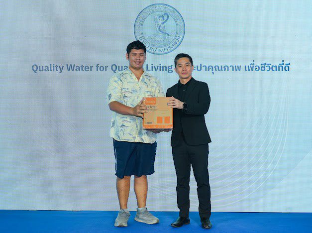 ผู้ว่าการ กปน. ร่วมจับสลาก มอบโชคแก่ประชาชน ที่ร่วมกิจกรรมภายในร้านกาชาด กปน. 
