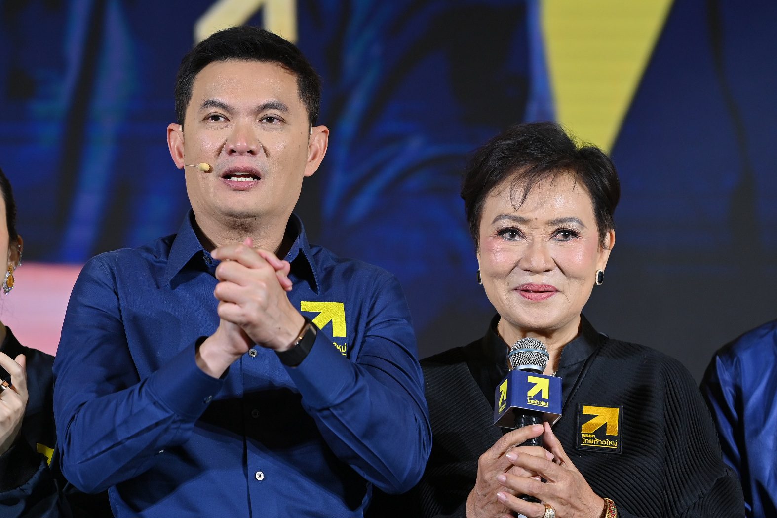 คุณหญิงกัลยา-สุชัชวีร์ ประกาศนั่งแคนดิเดตนายกฯ "พรรคไทยก้าวใหม่" ชูนโยบายธนู 4 ดอก รีเซ็ทระบบการศึกษา ยกเลิก กยศ. เรียนฟรี ป.ตรี-ป.เอก ประกาศ ”เลิกทน เลิกจน เลิกจม“ หากเลือกเรา กทม.น้ำไม่ท่วม 100% 
