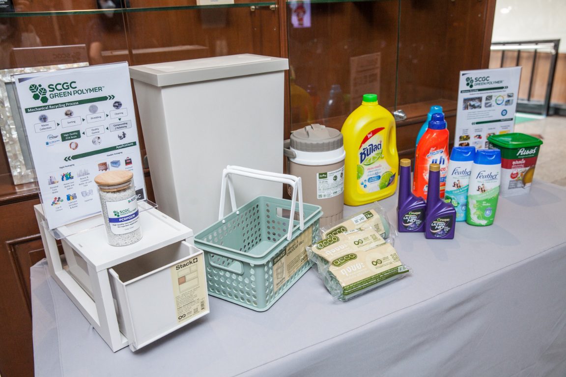 กทม. ร่วมกับ SCGC สร้างเมืองต้นแบบ “ไม่เทรวม” คัดแยกขยะตั้งแต่ต้นทาง
เปลี่ยนพลาสติกใช้แล้ว สู่ “เก้าอี้รักษ์โลก” ด้วยนวัตกรรมรีไซเคิล