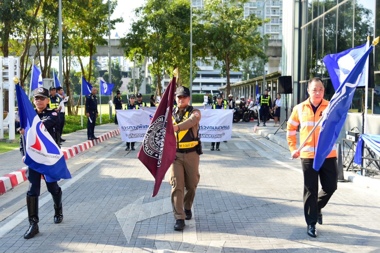 กทพ. เปิดโครงการอำนวยความสะดวกและความปลอดภัยรองรับการเดินทางของประชาชน พร้อมยกเว้นค่าผ่านทาง รวม 5 สายทาง และแคมเปญพิเศษ “EASY PASS…Cashback”
คืนค่าผ่านทาง 50% เมื่อใช้ EASY PASS เพื่อเป็นของขวัญปีในช่วงเทศกาลปีใหม่ พ.ศ. 2569