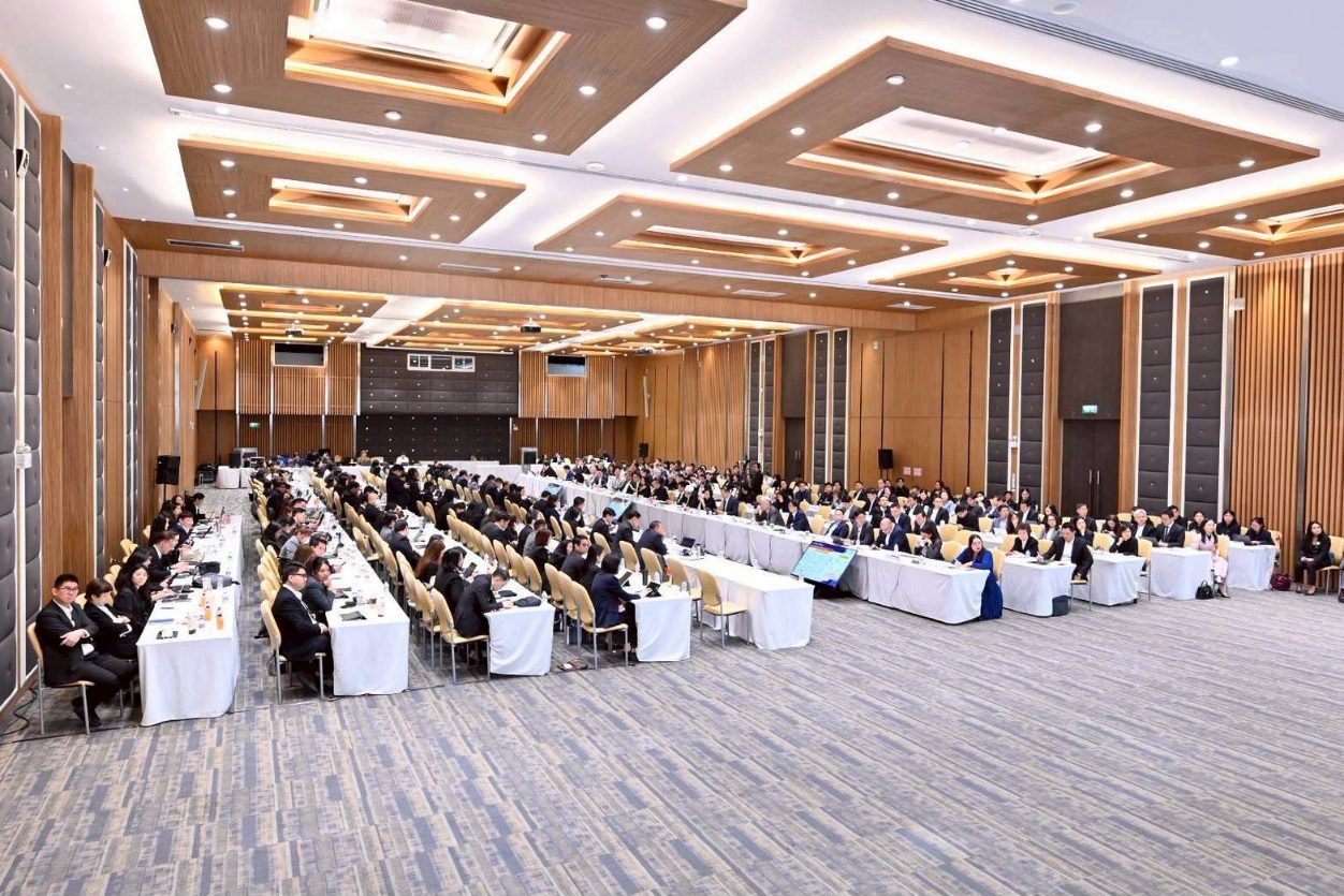 เมื่อวันที่ 5 มกราคม 2569 สำนักงานคณะกรรมการกำกับและส่งเสริมการประกอบธุรกิจประกันภัย (สำนักงาน คปภ.) จัดการประชุมผู้บริหารระดับสูงด้านการประกันภัย “OIC Meets CEO 2026” ครั้งที่ 1/2569 โดยนายชูฉัตร ประมูลผล เลขาธิการคณะกรรมการกำกับและส่งเสริมการประกอบธุรกิจประกันภัย (เลขาธิการ คปภ.) เป็นประธานการประชุม          ร่วมกับ นางนุสรา (อัสสกุล) บัญญัติปิยพจน์ นายกสมาคมประกันชีวิตไทย ดร.สมพร สืบถวิลกุล นายกสมาคมประกันวินาศภัยไทย และนายสาระ ล่ำซำ อุปนายกฝ่ายการตลาด สมาคมประกันชีวิตไทย พร้อมด้วยผู้บริหารสำนักงาน คปภ. ผู้บริหารสมาคมประกันชีวิตไทย ผู้บริหารสมาคมประกันวินาศภัยไทย และผู้บริหารบริษัทประกันภัย รวมถึง นายกสมาคมตัวแทนประกันชีวิตและที่ปรึกษาการเงิน และนายกสมาคมนายหน้าประกันภัยไทย เข้าร่วมประชุม ณ ห้องประชุม 421 อาคารอเนกประสงค์ สถาบันวิชาการป้องกันประเทศ กรุงเทพมหานคร การประชุมครั้งนี้จัดขึ้นเพื่อเป็นเวทีหารือเชิงนโยบายระหว่างสำนักงาน คปภ. กับผู้บริหารบริษัทประกันภัยระดับสูง      ในการขับเคลื่อนอุตสาหกรรมประกันภัยไทยให้มีความมั่นคง ยั่งยืน ทันสมัย และสอดรับกับบริบททางเศรษฐกิจและสังคมที่ปรับเปลี่ยนอย่างรวดเร็ว โดยที่ประชุมได้หารือในวาระสำคัญ 3 หัวข้อหลัก ดังนี้ 1. เสริมสร้างเสถียรภาพและความมั่นคงระยะยาวของอุตสาหกรรมประกันภัย ที่ประชุมได้ติดตามและแลกเปลี่ยนความคิดเห็นเกี่ยวกับ การยกระดับมาตรการกำกับดูแลการเสนอขายผลิตภัณฑ์ประกันภัยในต่างประเทศ การป้องกันการฉ้อฉลประกันภัยผ่านช่องทางดิจิทัล และการเพิ่มประสิทธิภาพการบังคับใช้กฎหมายที่เกี่ยวข้องกับพฤติกรรมทางการตลาด ตลอดจนแนวทางการกำกับดูแลคนกลางประกันภัยให้มีมาตรฐาน โปร่งใส และสอดคล้องกับพฤติกรรมความเสี่ยงที่เปลี่ยนแปลงไป นอกจากนี้ ยังได้หารือถึงการยกระดับการบริหารความเสี่ยงและการกำกับดูแลการดำเนินงานของบริษัทประกันภัย โดยเน้นการบริหารความเสี่ยงแบบองค์รวม (Enterprise Risk Management : ERM) และการประเมินความเสี่ยงและความมั่นคงทางการเงิน (Own Risk and Solvency Assessment : ORSA) ควบคู่กับการติดตามแนวทางกำกับดูแลภายหลังการผ่อนคลายการนำส่งแบบประเมิน Examination Form และแนวปฏิบัติกรณีบริษัทประกันภัยไม่นำส่งงบการเงินตามระยะเวลาที่กฎหมายกำหนด พร้อมกันนี้ ที่ประชุมได้ติดตามความคืบหน้าการกำกับธุรกิจประกันภัยแบบรวมกลุ่ม (Group Wide Supervision) การทบทวนหลักเกณฑ์การดำรงเงินกองทุนตามระดับความเสี่ยง การดำเนินงานเกี่ยวกับโครงการศึกษาเพื่อทบทวนประกาศ คปภ. ว่าด้วย   การลงทุนประกอบธุรกิจอื่นของบริษัทประกันภัยและแนวทางการกำกับดูแลการลงทุน รวมถึงมาตรการยกระดับการรักษา      ความมั่นคงปลอดภัยทางเทคโนโลยีสารสนเทศและไซเบอร์ของบริษัทประกันภัย และการกำกับดูแลการใช้งานปัญญาประดิษฐ์สำหรับบริษัทประกันภัย (AI Governance Guideline) พ.ศ. 2568 ตลอดจนแนวทางผลักดันประเทศไทยสู่การเป็น Insurance Community และการขับเคลื่อนแผนพัฒนาการประกันภัย ฉบับที่ 5 (พ.ศ. 2569 – 2573) ซึ่งได้ผ่านความเห็นชอบจากคณะกรรมการกำกับและส่งเสริมการประกอบธุรกิจประกันภัยเรียบร้อยแล้ว  2. ขับเคลื่อนการเข้าถึงประกันภัยและยกระดับกลไกการคุ้มครองสิทธิประโยชน์ประชาชน ที่ประชุมได้หารือการปรับปรุงความคุ้มครองและมาตรฐานการประกันสุขภาพ เพื่อให้สอดคล้องกับระบบบริการสาธารณสุขของประเทศ อาทิ         การให้ความคุ้มครองการซื้อยาตามใบสั่งแพทย์จากร้านขายยา สัญญาประกันสุขภาพที่เข้ารับการรักษาในโรงพยาบาลรัฐ         และการกำหนดชนิดหรือประเภทของการรักษาพยาบาล ยา เวชภัณฑ์ และการบริการทางการแพทย์หรือการบริการอื่นของสถานพยาบาลตามแนวทาง SIMB II นอกจากนี้ ยังได้รับทราบความคืบหน้าการดำเนินโครงการต่าง ๆ ที่ได้ดำเนินการไปแล้ว อาทิ โครงการร้านอาหารอุ่นใจมีประกันภัยคุ้มครอง การสร้างความตระหนักรู้และการเข้าถึงประกันภัยผ่านกิจกรรมครูประกันภัยจิตอาสา เพื่อส่งมอบความรู้และสร้างภูมิคุ้มกันความเสี่ยงนำทางเยาวชนสู่รั้วมหาวิทยาลัย การสื่อสารความรู้ด้านประกันภัยผ่าน Influencer การยกระดับประสิทธิภาพกลไกการทำงานของระบบคุ้มครองผู้ประสบภัยจากรถ การเพิ่มประสิทธิภาพการจัดการ ข้อร้องเรียนและระงับข้อพิพาทด้านการประกันภัย รวมถึงการติดตามและเร่งรัดการจ่ายเงินหรือค่าสินไหมทดแทนที่ล่วงพ้นอายุความ ซึ่งในปี 2569 จะมีการบูรณาการและต่อยอดความร่วมมือระหว่างสำนักงาน คปภ. และภาคธุรกิจประกันภัยต่อไป 3. ยกระดับประสิทธิภาพการใช้ข้อมูลและเทคโนโลยีดิจิทัลในภาคธุรกิจประกันภัย ที่ประชุมได้รับทราบรายงานสถานการณ์การนำส่งข้อมูลด้านการประกันภัยเข้าสู่ระบบ Insurance Bureau System (IBS) ความคืบหน้าการพัฒนาการให้บริการแลกเปลี่ยนข้อมูลสำหรับภาคการเงินในรูปแบบ Open Data และ Open Insurance รวมถึงการขับเคลื่อนระบบ           e-Policy และการพัฒนาฐานข้อมูลกลางด้านการประกันภัย เพื่อเพิ่มประสิทธิภาพการกำกับดูแล เสริมความโปร่งใส และสนับสนุนการให้บริการประชาชนในยุคดิจิทัลอย่างเป็นระบบ สำหรับการประชุม OIC Meets CEO 2026 ครั้งนี้ นับเป็นการเปิดศักราชใหม่ของการขับเคลื่อนความร่วมมือระหว่างสำนักงาน คปภ. และภาคธุรกิจประกันภัย ในการร่วมกันกำหนดทิศทางและยกระดับอุตสาหกรรมประกันภัยไทยให้เท่าทันบริบทความเสี่ยงที่เปลี่ยนแปลงไปอย่างรวดเร็ว โดยผลจากการหารือและข้อเสนอแนะในแต่ละประเด็น สำนักงาน คปภ. จะนำไปใช้    เป็นแนวทางในการดำเนินการเชิงรุกอย่างเป็นรูปธรรม การประชุมในครั้งนี้สำเร็จลุล่วงตามวัตถุประสงค์ โดยได้รับความร่วมมืออย่างดียิ่งจากภาคธุรกิจประกันภัย             นับเป็นอีกหนึ่งกลไกสำคัญที่สำนักงาน คปภ. ใช้ในการประสานความร่วมมือ แลกเปลี่ยนข้อคิดเห็น และรับฟังปัญหาและอุปสรรครวมทั้งมุมมองจากภาคธุรกิจอย่างใกล้ชิด ทั้งนี้ สำนักงาน คปภ. จะจัดการประชุม OIC Meets CEO 2026 ครั้งที่ 2/2569 อีกครั้ง     เพื่อติดตามและรายงานผลการดำเนินงานเป็นระยะ อันจะนำไปสู่การยกระดับระบบประกันภัยไทยให้มีความทันสมัย โปร่งใส   และเป็นเครื่องมือสำคัญในการบริหารความเสี่ยงของประเทศอย่างยั่งยืน อันจะสร้างความเชื่อมั่นต่อระบบประกันภัยไทยต่อไป