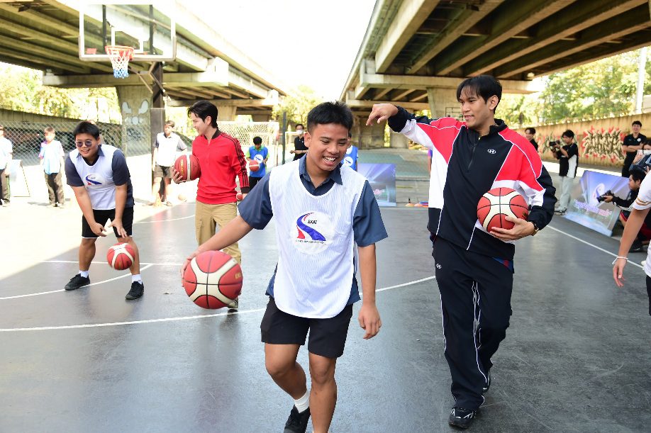 กทพ. พลิกโฉมใต้ทางด่วนฉลองรัช! เปิด “ลานสร้างสุขพิเศษ รวมใจ โดย การทางพิเศษฯ” ชู สนามบาสเกตบอล สร้างสุขภาพดีให้กับชุมชน ชวน 2 นักยัดห่วงทีมชาติไทยร่วมสร้างแรงบันดาลใจทางกีฬา
