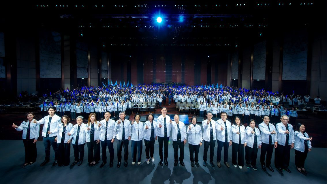 กรุงเทพประกันชีวิต เปิดศักราชใหม่ 2569 จัดงานยิ่งใหญ่แห่งปี Bangkok Life Agency Kick Off 2026 ตั้งเป้าหมายสร้างการเติบโตแบบสองเท่า 2X Scale Up Team: Mission to Infinity ผ่านตัวแทนประกันชีวิตและที่ปรึกษาการเงิน โดยวางเป้าหมายยกระดับช่องทางตัวแทนฯ อย่างเป็นระบบ ทั้งการเพิ่มศักยภาพคน ทีมงาน และระบบสนับสนุนต่างๆ พร้อมปักธงนโยบายสร้าง ‘Life Care Partner’ ที่ใส่ใจลูกค้ารอบด้าน ตามวิสัยทัศน์มุ่งสู่การเป็นบริษัทประกันชีวิตอันดับหนึ่งด้านความใส่ใจสู่การเติบโตอย่างยั่งยืนในระยะยาว โดยมี ดร.ศิริ การเจริญดี ประธานกรรมการ นายโชน โสภณพนิช กรรมการผู้จัดการใหญ่และประธานเจ้าหน้าที่บริหาร นายจักรพงศ์ แสงแก้ว ผู้ช่วยผู้จัดการใหญ่ สายงานตัวแทนและที่ปรึกษาทางการเงิน พร้อมด้วย กรรมการบริหาร ผู้บริหารระดับสูง และ ผู้บริหารตัวแทนประกันชีวิต และที่ปรึกษาการเงิน รวมถึงตัวแทนประกันชีวิต จากทั่วประเทศร่วมงานกว่า 1,500 คน ร่วมงาน ณ ทรู ไอคอน ฮอลล์ ไอคอนสยาม

นายโชน โสภณพนิช กรรมการผู้จัดการใหญ่และประธานเจ้าหน้าที่บริหาร บริษัท กรุงเทพประกันชีวิต จำกัด (มหาชน) เปิดเผยถึงการจัดงาน Bangkok Life Agency Kick Off 2026 ว่า เพื่อประกาศเป้าหมายและทิศทางการทำงานในปี 2569 แก่ตัวแทนประกันชีวิตและที่ปรึกษาทางการเงิน พร้อมขอบคุณฝ่ายขายกรุงเทพประกันชีวิตที่ได้สร้างผลงานที่ยอดเยี่ยมในทุกด้าน ซึ่งในปีที่ผ่านมาท่ามกลางความท้าทายจากสภาวะเศรษฐกิจทั้งภายในและภายนอกประเทศ โดยช่องทางตัวแทนประกันชีวิตและที่ปรึกษาทางการเงิน สามารถสร้างการเติบโตเบี้ยปีแรก และมีผลงานสร้างตัวแทนใหม่เพิ่มขึ้น รวมถึงการที่ตัวแทนประกันชีวิตและที่ปรึกษาทางการเงินกรุงเทพประกันชีวิตได้ทุ่มเทใส่ใจลูกค้ามาตลอดทั้งปี 2568 ซึ่งบริษัทจะยกระดับสู่การเป็น Life Care Partner ในปี 2569 นี้

นายจักรพงศ์ แสงแก้ว ผู้ช่วยผู้จัดการใหญ่ สายงานตัวแทนและที่ปรึกษาทางการเงิน กล่าวว่า จากการที่กรุงเทพประกันชีวิต ได้วางเป้าหมายสร้างการเติบโต 2 เท่า ใน 5 ปี ทั้งเบี้ยปีแรกเติบโต 2 เท่า และรายได้ฝ่ายขายเติบโต 2 เท่า ในปีนี้จึงได้กำหนดแนวทางการทำงานภายใต้แนวคิด 2X Scale Up Team: Mission to Infinity การยกระดับทีม สู่การขยายแบบทวีคูณ ด้วยการ สร้างผู้นำ ที่แข็งแกร่งในทุกระดับ สร้างระบบที่ยั่งยืนและขยายได้จริง และรวมพลังทีม เพื่อมุ่งสู่เป้าหมายเดียวกัน ที่ทุกฝ่ายจะร่วมกันผลักดันสร้างการเติบโตเป็นสองเท่าแบบไร้ขีดจำกัด เพื่อให้อยู่บนเส้นทางการเติบโตเป็น 2 เท่าภายใน 5 ปี 

สำหรับกลยุทธ์ในการสร้างการเติบโตนั้นจะดำเนินงานควบคู่กันใน 2 มิติ คือ 
1. การสนับสนุนให้ผู้บริหารฝ่ายขายขยายทีมงาน Scale Up Team เพื่อสร้างการเติบโตแบบทวีคูณและยั่งยืน และเพื่อเป็นการสนับสนุนการขยายทีมงาน กรุงเทพประกันชีวิตได้เตรียมความพร้อมทุกด้านด้วยโครงการสนับสนุนพิเศษ 

FAST Program โครงการสรรหาและพัฒนาตัวแทนใหม่ศักยภาพสูงที่มีเป้าหมายเติบโตสู่ผู้บริหาร ผู้เข้าอบรมได้รับโอกาสเข้าอบรมหลักสูตรและกิจกรรมต่างๆ เพื่อเสริมสร้างความรู้ มีโอกาสพิชิต 1 ล้านบาท ภายใน 2 ปี 

SMART Professional Program โครงการแผนรับรองรายได้สำหรับตัวแทนและผู้บริหารทีม หลักสูตรปรับปรุงใหม่ มีกิจกรรมเพิ่มเติมตลอดการเรียนรู้ รับรางวัลโบนัสเมื่อจบหลักสูตรที่มากขึ้น เพิ่มโอกาสรับผลประโยชน์และการเติบโตในธุรกิจ

Infinity Program โครงการสร้างผู้บริหารมืออาชีพรุ่นใหม่ เตรียมความพร้อมสู่ผู้นำระดับสูงขององค์กร ด้วยหลักสูตรและการเรียนรู้ที่เข้มข้นตลอดเส้นทาง พร้อมรับโอกาสจากผลประโยชน์ที่มากขึ้น อาทิเช่น การสัมมนาดูงานที่ ประเทศญี่ปุ่น

นอกจากนี้ ยังมีแคมเปญพิเศษต่างๆเพื่อสร้างตัวแทนใหม่ ผู้บริหารใหม่ การสนับสนุนการบริหารทีมงาน ด้วยเครื่องมือการทำงานทั้ง BLA Smart Fund , Easy Click และ Smart Go ซึ่งเป็นระบบบริหารจัดการสำหรับผู้จัดการมืออาชีพ การแข่งขันต่างๆ ระบบแนะนำเส้นทางการเรียนรู้ เครื่องสร้างลิงก์เก็บข้อมูล หลักสูตรการพัฒนาทีมงาน และกิจกรรมพิเศษต่างๆ เช่น การสัมมนาให้ความรู้ทั้งตัวแทน และลูกค้า การเปิดตลาด กิจกรรมสโมสรตัวแทนและที่ปรึกษาทางการเงิน ซึ่งจะจัดขึ้นทั่วประเทศตลอดปี 

2. การสร้างความแตกต่างในด้านความใส่ใจ ด้วยการยกระดับตัวแทนทุกคนให้เป็น “ตัวแทนของความใส่ใจ” และ “Life Care Partner” ซึ่งหมายถึงความใส่ใจในลูกค้าให้มีคุณภาพชีวิตที่ดีรอบด้านทุกช่วงชีวิตตั้งแต่วันนี้และตลอดไป ด้วยแผนงานสนับสนุนทั้งองค์ความรู้และการสร้างทัศนคติที่ดีผ่านการอบรมหลักสูตร Life Care Partner พร้อมเสริมทักษะและศักยภาพด้านต่างๆ เพื่อเตรียมความพร้อมและรองรับกับสภาวการณ์ปัจจุบันและในอนาคตที่กำลังจะมาถึง ด้วยสภาพสังคม โครงสร้างประชากร และสิ่งแวดล้อมที่เปลี่ยนแปลงอย่างรวดเร็ว ส่งผลให้สังคมไทยคำนึงถึงการมีคุณภาพชีวิตที่ดีในระยะยาว ทั้งด้านสุขภาพ และการวางแผนชีวิตอย่างยั่งยืน “Longevity” ซึ่งจะกลายเป็นหัวใจสำคัญที่ทุกคนใฝ่หาและการเตรียมความพร้อมกับการใช้ชีวิตที่ยืนยาวยิ่งขึ้นจะเป็นสิ่งจำเป็นสำหรับทุกคน จึงนับเป็นโอกาสของตัวแทนกรุงเทพประกันชีวิต ในการเปลี่ยนแปลงที่จะให้บริการต่อสังคม ซึ่งทุกท่านต้องรับมือด้วยการเรียนรู้ที่มากขึ้นเพื่อเป็นนักขายที่รอบรู้ และได้รับการพัฒนาทักษะด้านต่างๆอย่างครอบคลุม 

“ผมขอขอบคุณนักขายกรุงเทพประกันชีวิตทุกท่านที่สามารถสร้างผลงานที่ยอดเยี่ยมในทุกๆด้าน ซึ่งตอกย้ำถึงความเป็นมืออาชีพอย่างสม่ำเสมอด้วยความใส่ใจต่อลูกค้า ซึ่งทำให้กรุงเทพประกันชีวิตได้รับความไว้วางใจมาอย่างต่อเนื่อง และในปีนี้ 2X Scale Up Team: Mission To Infinity คือ ภารกิจครั้งสำคัญที่เราจะร่วมกันผลักดันสร้างการเติบโตเป็นสองเท่าแบบไร้ขีดจำกัด ให้ได้ภายใน 5 ปีตามเป้าหมาย ผมเชื่อมั่นว่าตัวแทนประกันชีวิตและที่ปรึกษาการเงินของกรุงเทพประกันชีวิตสามารถทำได้แน่นอน และขอส่งกำลังใจให้กับเพื่อนนักขายทุกท่าน ที่มุ่งมั่นจะรวมพลัง รวมใจ เป็นหนึ่งเดียวกัน เพื่อพิชิตเป้าหมายแห่งความสำเร็จนี้ร่วมกัน” นายโชนกล่าวในที่สุด 
