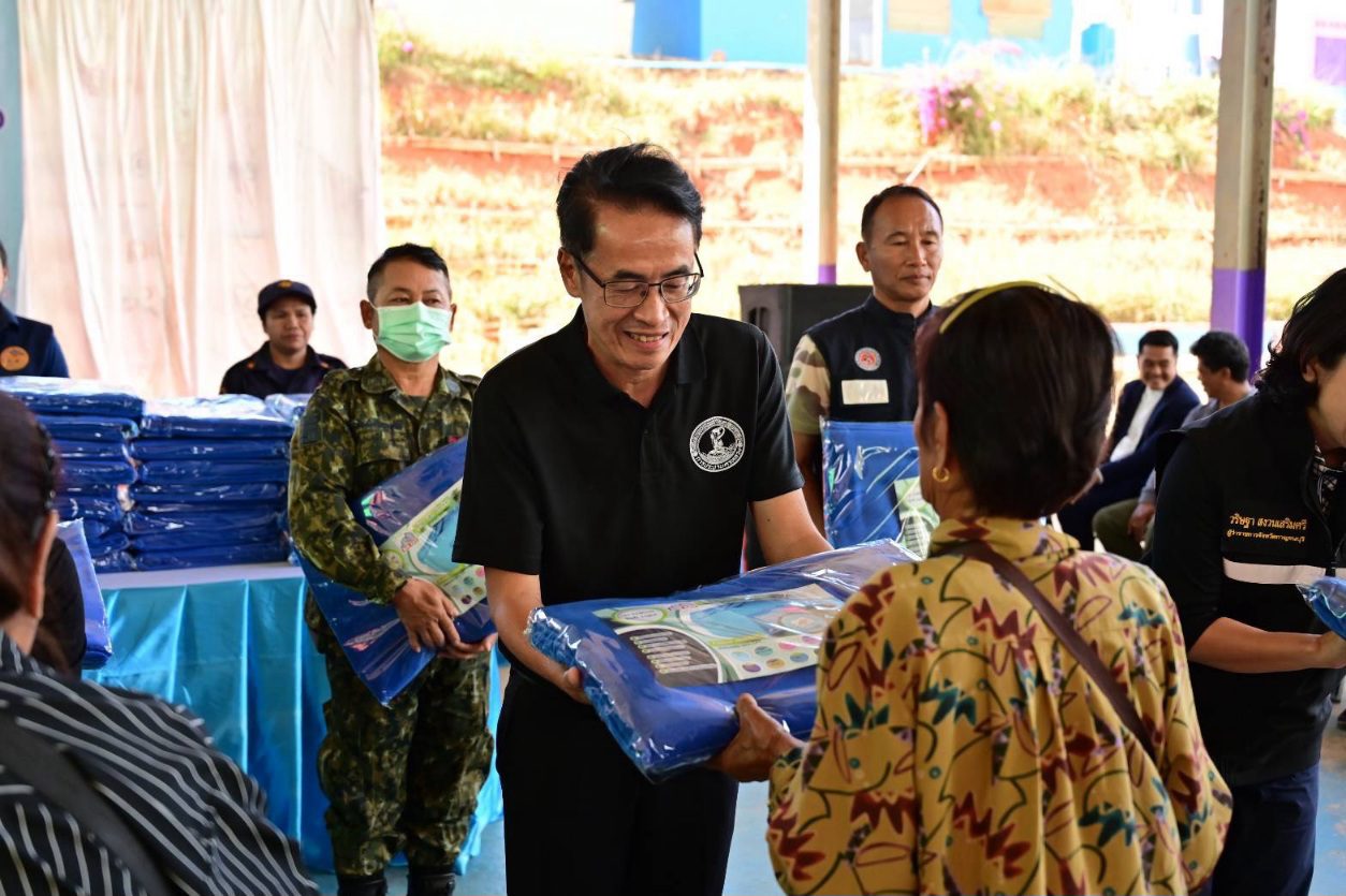 กปน. ส่งมอบระบบประปาโรงเรียนบ้านห้วยเสือ เดินหน้าพัฒนาคุณภาพชีวิตชุมชนลุ่มน้ำฝั่งตะวันตกด้วยน้ำประปาที่สะอาด พร้อมส่งมอบผ้าห่มกันหนาวให้กับประชาชนในพื้นที่ อ.ทองผาภูมิ จ.กาญจนบุรี