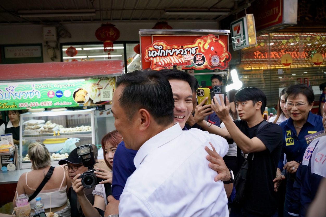 "ดร.เอ้" นำทีมไทยก้าวใหม่บุกเยาวราช บังเอิญพบ "อนุทิน" พร้อมแกนนำภูมิใจไทยระหว่างหาเสียง กอดทักทายชื่นมื่น ชูมือกันบอก "เจอกันในสภาฯ" 

