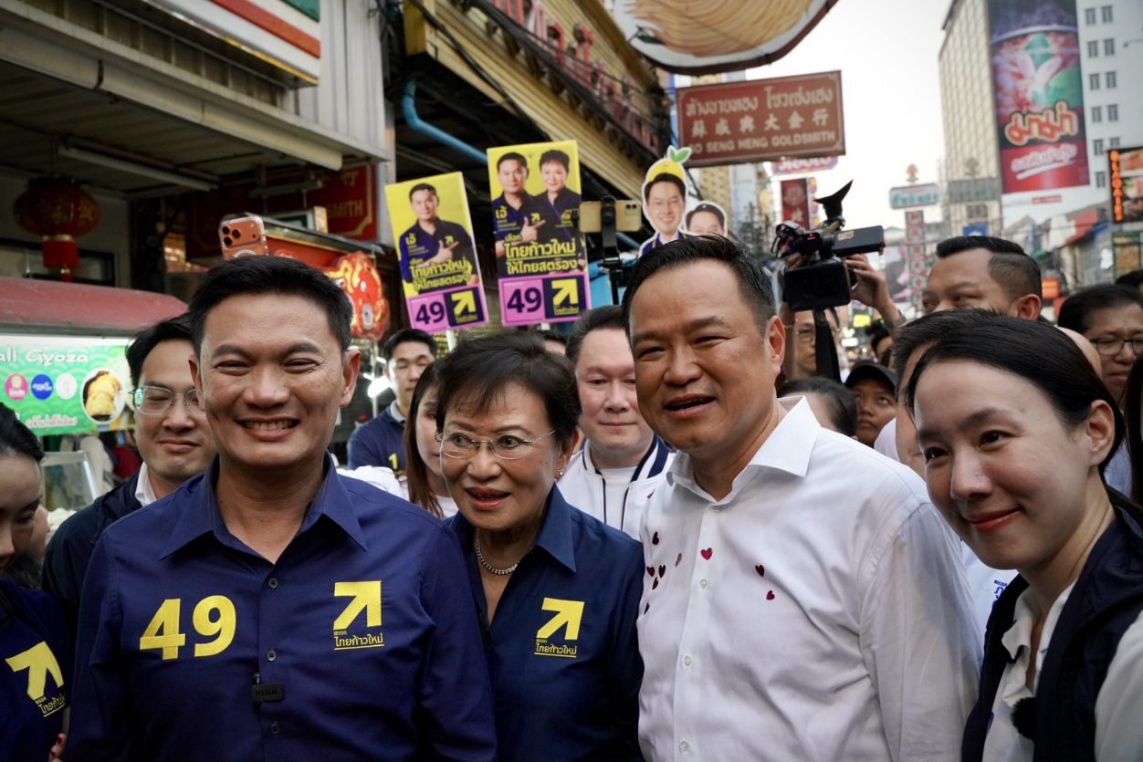 "ดร.เอ้" นำทีมไทยก้าวใหม่บุกเยาวราช บังเอิญพบ "อนุทิน" พร้อมแกนนำภูมิใจไทยระหว่างหาเสียง กอดทักทายชื่นมื่น ชูมือกันบอก "เจอกันในสภาฯ" 

