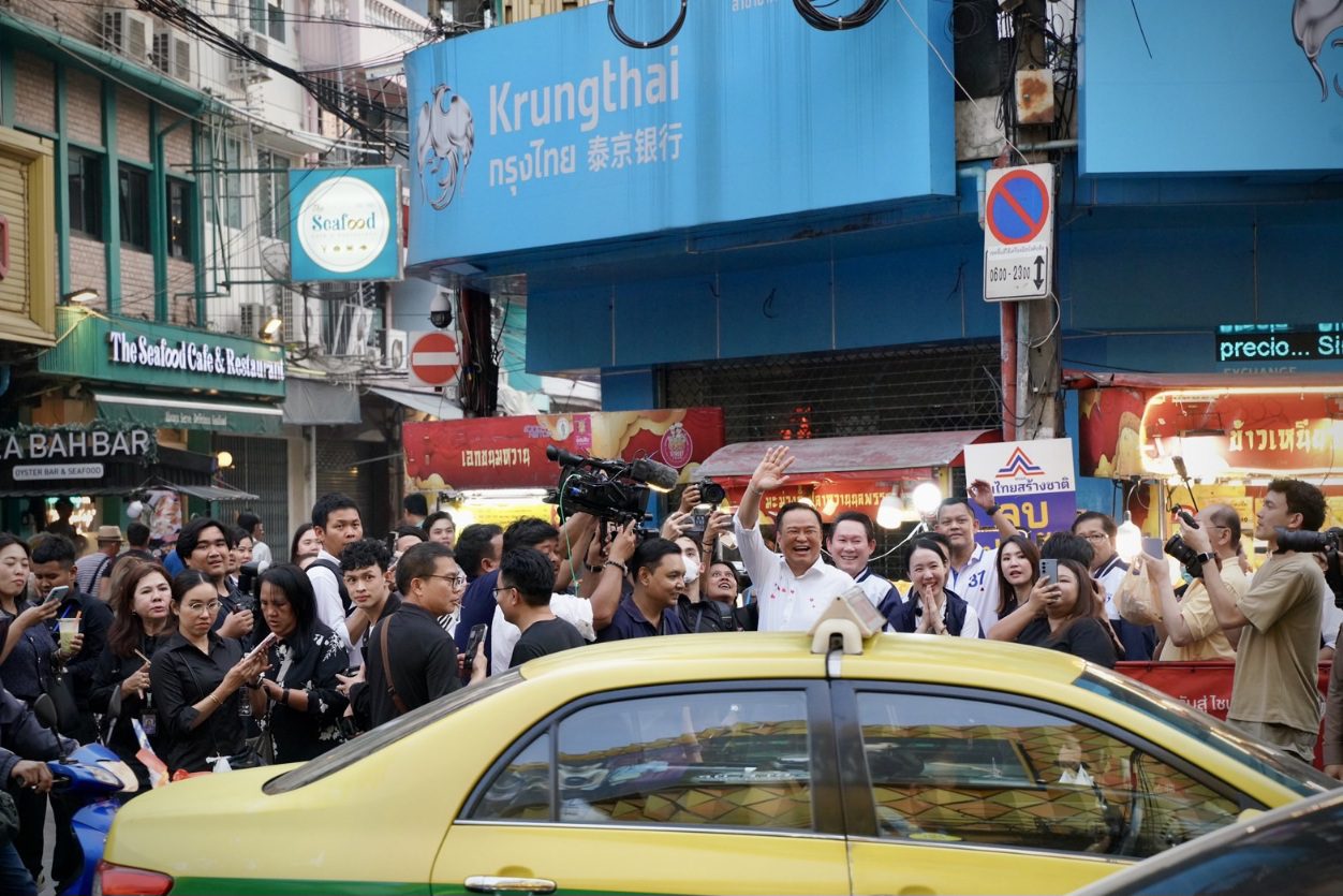 "ดร.เอ้" นำทีมไทยก้าวใหม่บุกเยาวราช บังเอิญพบ "อนุทิน" พร้อมแกนนำภูมิใจไทยระหว่างหาเสียง กอดทักทายชื่นมื่น ชูมือกันบอก "เจอกันในสภาฯ" 

