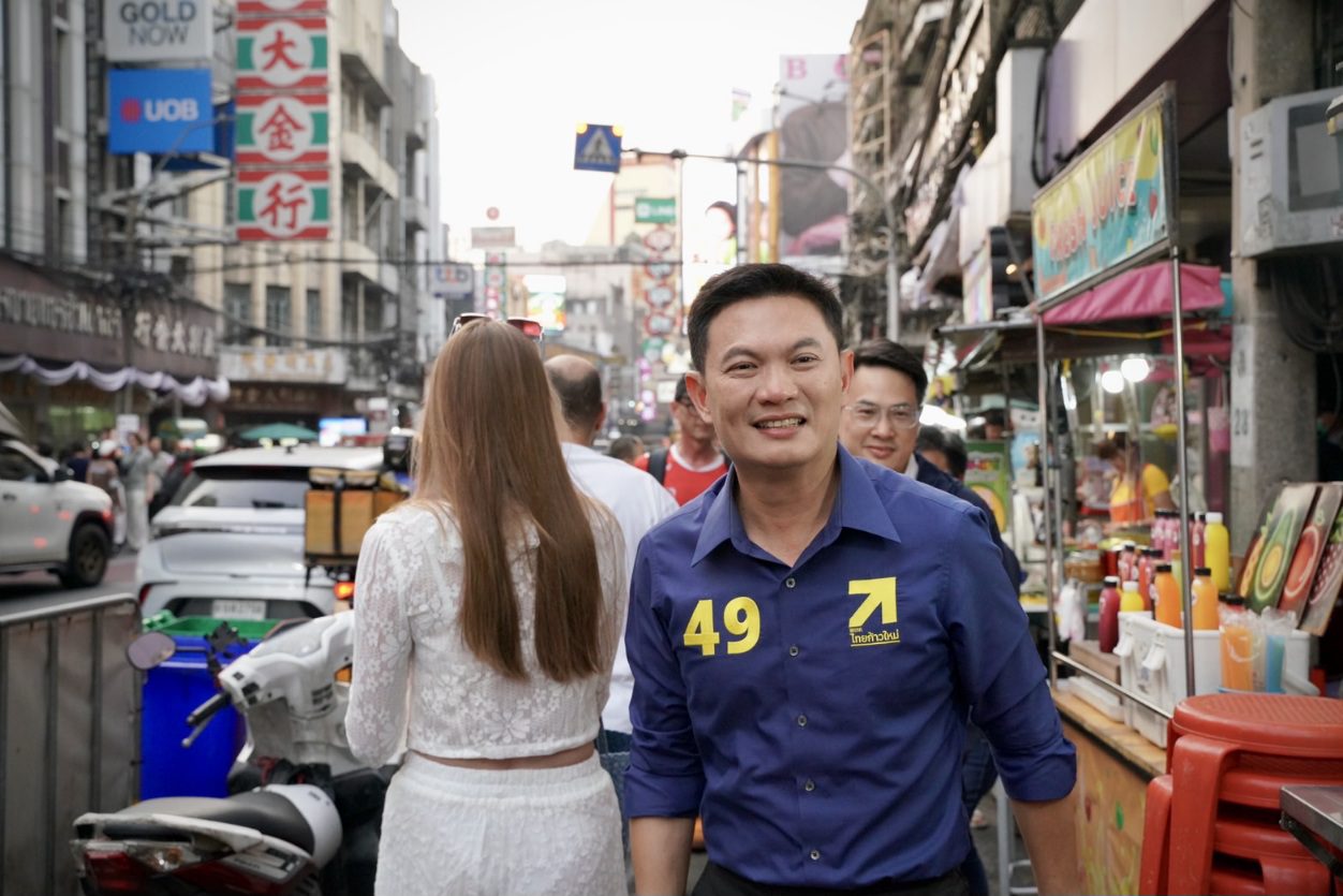 "ดร.เอ้" นำทีมไทยก้าวใหม่บุกเยาวราช บังเอิญพบ "อนุทิน" พร้อมแกนนำภูมิใจไทยระหว่างหาเสียง กอดทักทายชื่นมื่น ชูมือกันบอก "เจอกันในสภาฯ" 

