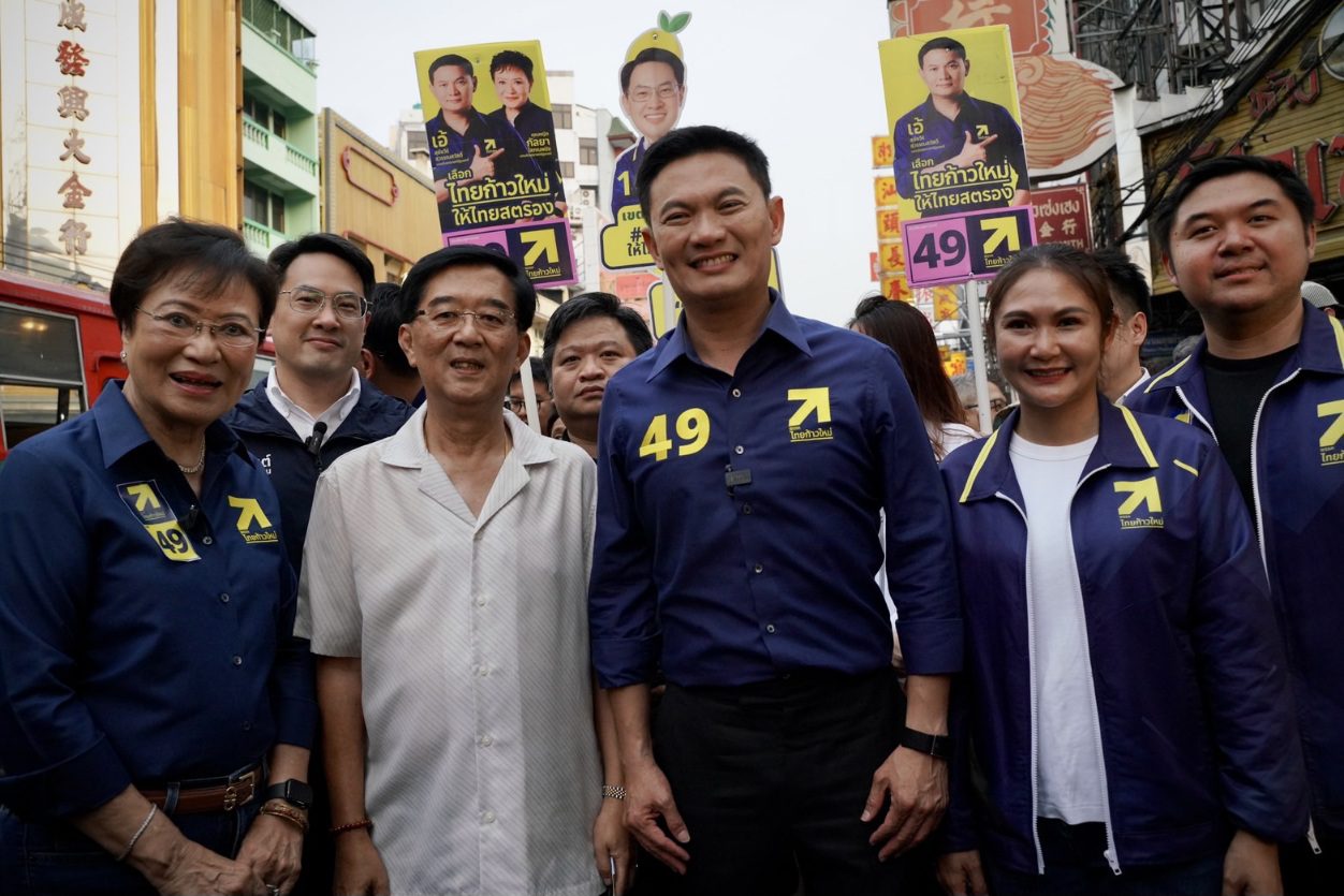 "ดร.เอ้" นำทีมไทยก้าวใหม่บุกเยาวราช บังเอิญพบ "อนุทิน" พร้อมแกนนำภูมิใจไทยระหว่างหาเสียง กอดทักทายชื่นมื่น ชูมือกันบอก "เจอกันในสภาฯ" 

