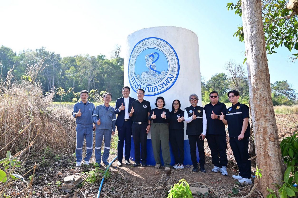 กปน. ส่งมอบระบบประปาโรงเรียนบ้านห้วยเสือ เดินหน้าพัฒนาคุณภาพชีวิตชุมชนลุ่มน้ำฝั่งตะวันตกด้วยน้ำประปาที่สะอาด พร้อมส่งมอบผ้าห่มกันหนาวให้กับประชาชนในพื้นที่ อ.ทองผาภูมิ จ.กาญจนบุรี