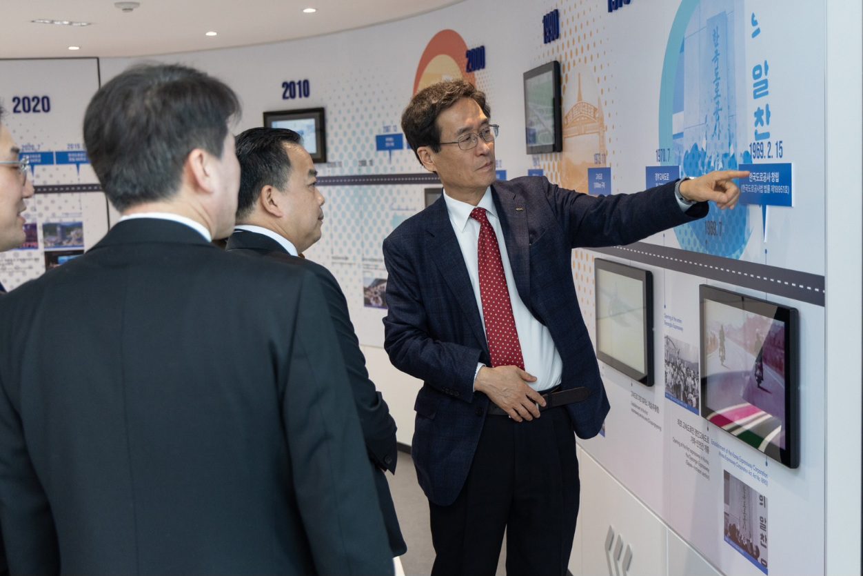 กทพ. จับมือ Korea Expressway Corporation ลงนามความร่วมมือเชิงวิชาการและการวิจัยในด้านการพัฒนางานหรือโครงการที่เกี่ยวข้องกับการขนส่งทางถนน การดำเนินธุรกิจทางพิเศษ