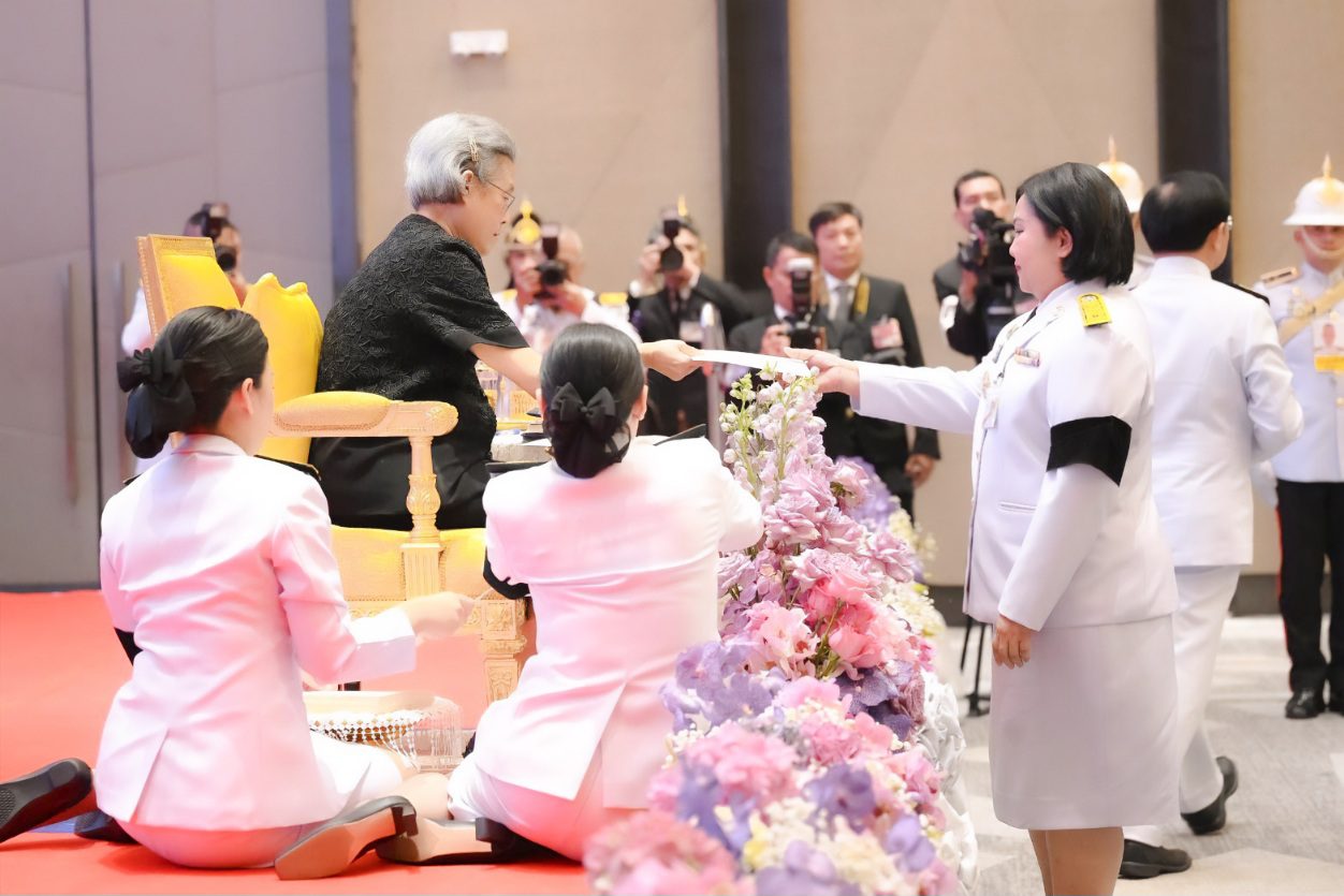 กปน. เข้าเฝ้าฯ รับพระราชทานเข็มกลัดพระนามาภิไธย "ส.ธ." จากสมเด็จพระกนิษฐาธิราชเจ้า กรมสมเด็จพระเทพรัตนราชสุดา ฯ สยามบรมราชกุมารี
