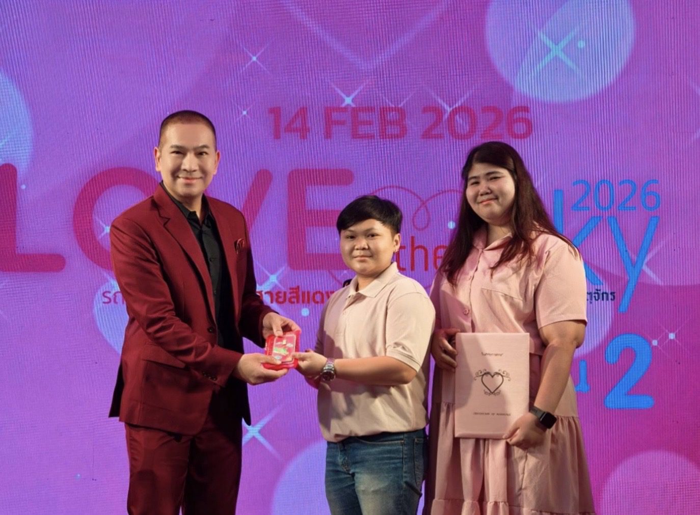 สายสีแดง จัดกิจกรรมจดทะเบียนสมรสลอยฟ้า ครั้งที่ 2 อย่างยิ่งใหญ่ พร้อมด้วย 30 คู่รักเข้าร่วมฉลองเทศกาลแห่งความรักอย่างชื่นมื่น