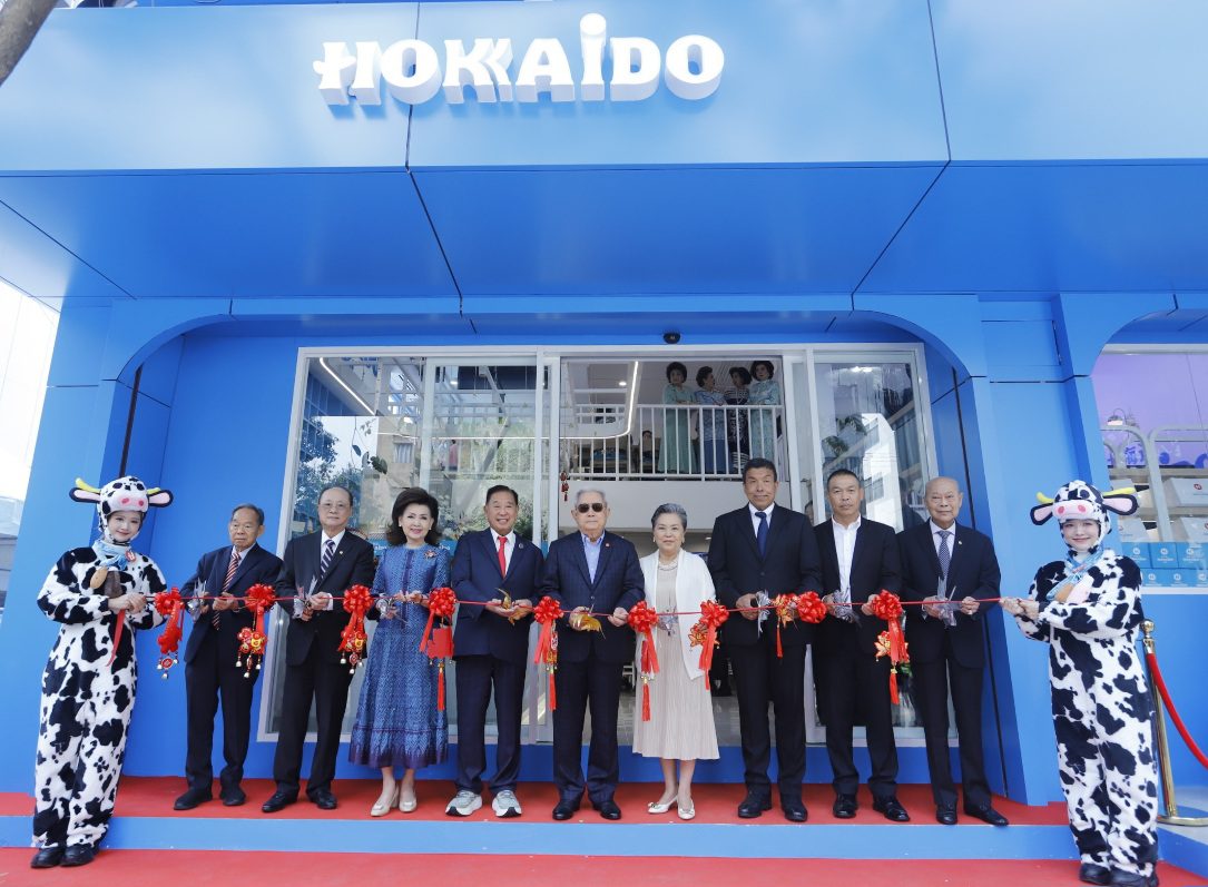 ‘ฮอกไกโด คาเฟ่’ ปักหมุด Flagship Store แลนด์มาร์กใหม่ใจกลางทองหล่อผนึกพันธมิตรระดับโลก ญี่ปุ่น-อิตาลี ประกาศบุกธุรกิจ F&B เต็มรูปแบบเปิดตัวยิ่งใหญ่รับวันแห่งความรัก โดยมีประธานองคมนตรีให้เกียรติเป็นประธานในพิธี