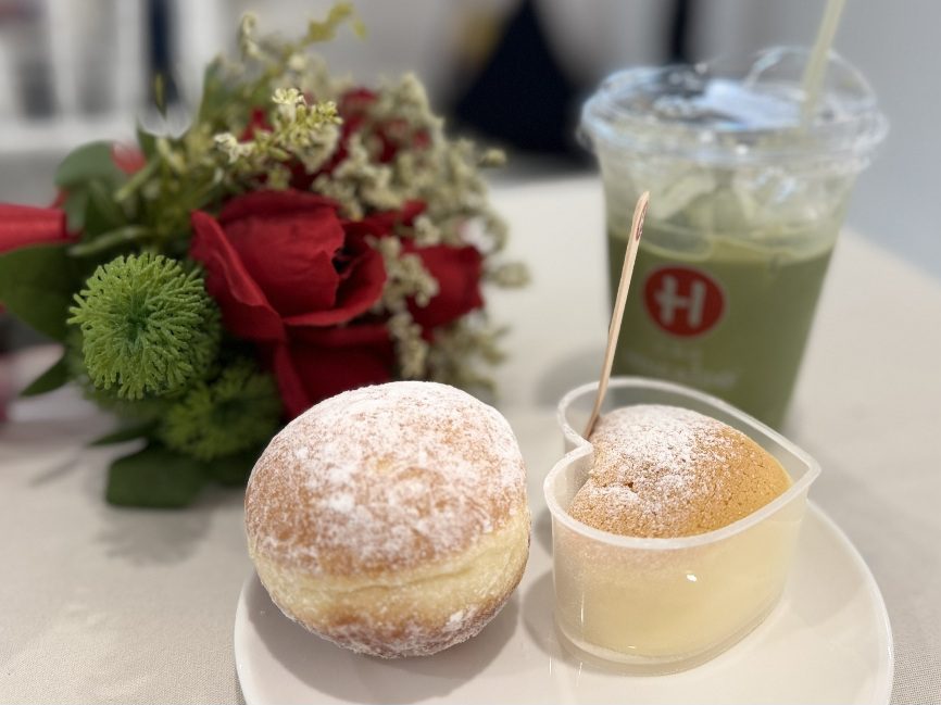 ‘ฮอกไกโด คาเฟ่’ ปักหมุด Flagship Store แลนด์มาร์กใหม่ใจกลางทองหล่อ
ผนึกพันธมิตรระดับโลก ญี่ปุ่น-อิตาลี ประกาศบุกธุรกิจ F&B เต็มรูปแบบ
เปิดตัวยิ่งใหญ่รับวันแห่งความรัก โดยมีประธานองคมนตรีให้เกียรติเป็นประธานในพิธี