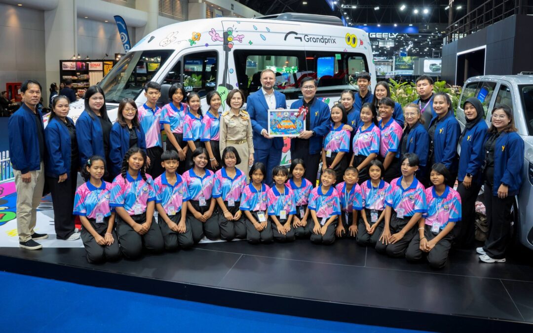 เมอร์เซเดส-เบนซ์ เปิดบูธรับเด็กนักเรียนเยาววิทย์เยือนงาน Motor Show 2026เผยโฉมเจ้าของผลงานสุดน่ารักกับ Sprinter 419 Business รุ่นพิเศษที่มีคันเดียวในโลก