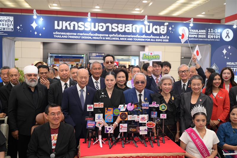 นายสุขเทพ จันทร์ศรีชวาลา ประธานกรรมการบริหารและกรรมการผู้จัดการ บริษัท มิตรแท้ประกันภัย จำกัด (มหาชน) เข้าร่วมงานแถลงข่าวและพิธีเปิดงาน “Thailand Friendly Design & Tourism for All Expo 2025 : มหกรรมอารยสถาปัตย์ นวัตกรรมสุขภาพ และการท่องเที่ยวเพื่อคนทั้งมวล” ครั้งที่ 9 ในฐานะผู้สนับสนุนการจัดงาน เพื่อร่วมขับเคลื่อนแนวคิดการออกแบบและการให้บริการที่ทุกคนสามารถเข้าถึงได้อย่างเท่าเทียม

โดยได้รับเกียรติจาก นางสาวฐาปนีย์ เกียรติไพบูลย์ ผู้ว่าการการท่องเที่ยวแห่งประเทศไทย เข้าร่วมงานแถลงข่าว และคุณกฤษนะ ละไล ประธานมูลนิธิอารยสถาปัตย์เพื่อคนทั้งมวล เป็นประธานจัดงาน พร้อมด้วยหน่วยงานภาครัฐ ภาคเอกชน และองค์กรเครือข่ายที่ร่วมแสดงพลังสนับสนุนการสร้างสังคมที่เป็นมิตรสำหรับทุกคน จัดขึ้นเมื่อวันที่ 11 ธันวาคม 2568 ณ Hall 101 ศูนย์นิทรรศการและการประชุมไบเทค-บางนา กรุงเทพฯ
ในโอกาสนี้ นายสุขเทพ จันทร์ศรีชวาลา เข้ารับรางวัล “Friendly Design Awards 2025” ประเภท “องค์กรส่งเสริมอารยสถาปัตย์เพื่อคนทั้งมวล” จาก นางสาวศศิธร กิตติธรกุล รัฐมนตรีช่วยว่าการกระทรวงมหาดไทย ซึ่งนับเป็นการตอกย้ำบทบาทและความมุ่งมั่นของมิตรแท้ประกันภัยในการส่งเสริมคุณภาพชีวิตของผู้สูงอายุ ผู้พิการ และผู้ที่มีข้อจำกัดด้านการเคลื่อนไหว ผ่านการผลักดันแนวคิดอารยสถาปัตย์ ควบคู่กับการพัฒนาผลิตภัณฑ์และบริการที่เข้าถึงได้อย่างเท่าเทียม
นอกจากนี้ มิตรแท้ประกันภัยยังได้จัดบูธประชาสัมพันธ์ผลิตภัณฑ์ประกันภัยที่ครอบคลุมทุกความเสี่ยงภัยให้แก่ผู้เข้าร่วมงาน รวมถึงได้เชิญสมาคมผู้ปกครองคนพิการทางสติปัญญาแห่งประเทศไทย ซึ่งได้ร่วมมือกับบริษัทในการสร้างสรรค์ ปฏิทินมิตรแท้ประกันภัย ประจำปี 2569 เข้าร่วมออกบูธจัดแสดงสินค้าและผลิตภัณฑ์จากฝีมือของผู้ที่มีความบกพร่องทางสติปัญญาและกลุ่มผู้ปกครอง เพื่อเปิดพื้นที่แห่งโอกาสให้ผลงานเหล่านี้เป็นที่รู้จักในวงกว้าง และต่อยอดสู่การสร้างรายได้และการประกอบอาชีพอย่างเป็นรูปธรรม
การดำเนินกิจกรรมภายในงานครั้งนี้ สะท้อนบทบาทของมิตรแท้ประกันภัยในการขับเคลื่อนงานด้านกิจกรรมเพื่อสังคมอย่างต่อเนื่อง ภายใต้นโยบายการดำเนินธุรกิจที่ให้ความสำคัญกับความเท่าเทียม การเข้าถึง และการมีส่วนร่วมของทุกคน พร้อมยืนหยัดอยู่เคียงข้างสังคมไทยในทุกมิติ เพื่อร่วมสร้างสังคมที่ทุกคนสามารถก้าวไปข้างหน้าด้วยกันได้อย่างยั่งยืน
งาน “Thailand Friendly Design & Tourism for All Expo 2025” จัดขึ้นระหว่างวันที่ 11–14 ธันวาคม 2568 ณ Hall 101 ศูนย์นิทรรศการและการประชุมไบเทค-บางนา
