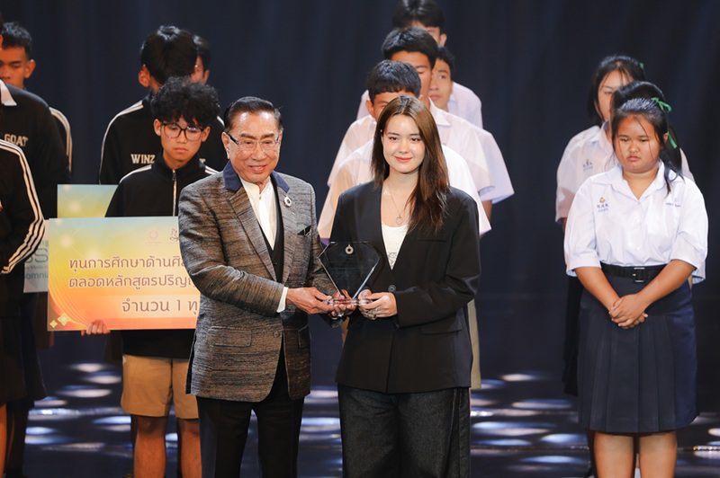 ภาพข่าว: “เดนิส เจลีลชา” นศ.ปี 2 นิเทศฯ ม.รังสิต คว้ารางวัลบุคคลต้นแบบด้านศิลปวัฒนธรรม สังคม และสิ่งแวดล้อม