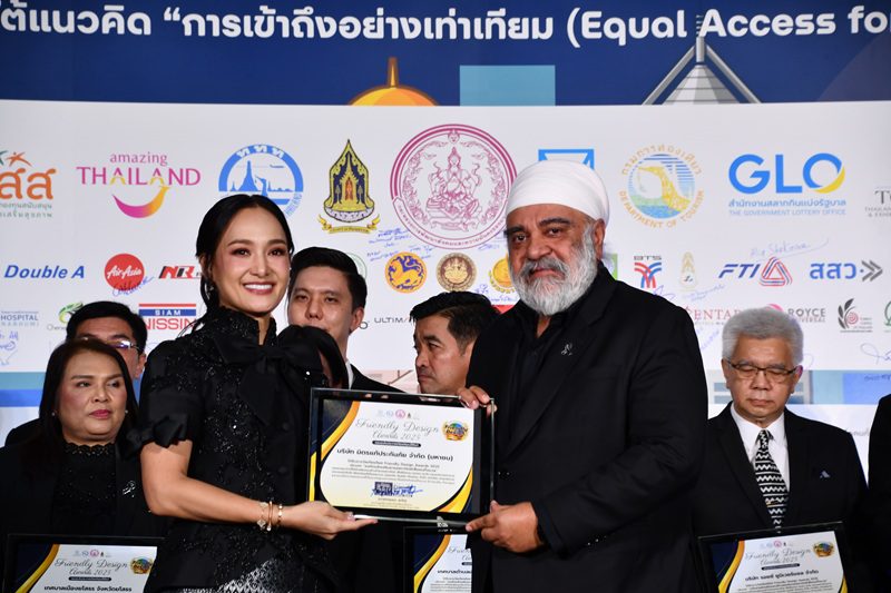 นายสุขเทพ จันทร์ศรีชวาลา ประธานกรรมการบริหารและกรรมการผู้จัดการ บริษัท มิตรแท้ประกันภัย จำกัด (มหาชน) เข้าร่วมงานแถลงข่าวและพิธีเปิดงาน “Thailand Friendly Design & Tourism for All Expo 2025 : มหกรรมอารยสถาปัตย์ นวัตกรรมสุขภาพ และการท่องเที่ยวเพื่อคนทั้งมวล” ครั้งที่ 9 ในฐานะผู้สนับสนุนการจัดงาน เพื่อร่วมขับเคลื่อนแนวคิดการออกแบบและการให้บริการที่ทุกคนสามารถเข้าถึงได้อย่างเท่าเทียม

โดยได้รับเกียรติจาก นางสาวฐาปนีย์ เกียรติไพบูลย์ ผู้ว่าการการท่องเที่ยวแห่งประเทศไทย เข้าร่วมงานแถลงข่าว และคุณกฤษนะ ละไล ประธานมูลนิธิอารยสถาปัตย์เพื่อคนทั้งมวล เป็นประธานจัดงาน พร้อมด้วยหน่วยงานภาครัฐ ภาคเอกชน และองค์กรเครือข่ายที่ร่วมแสดงพลังสนับสนุนการสร้างสังคมที่เป็นมิตรสำหรับทุกคน จัดขึ้นเมื่อวันที่ 11 ธันวาคม 2568 ณ Hall 101 ศูนย์นิทรรศการและการประชุมไบเทค-บางนา กรุงเทพฯ
ในโอกาสนี้ นายสุขเทพ จันทร์ศรีชวาลา เข้ารับรางวัล “Friendly Design Awards 2025” ประเภท “องค์กรส่งเสริมอารยสถาปัตย์เพื่อคนทั้งมวล” จาก นางสาวศศิธร กิตติธรกุล รัฐมนตรีช่วยว่าการกระทรวงมหาดไทย ซึ่งนับเป็นการตอกย้ำบทบาทและความมุ่งมั่นของมิตรแท้ประกันภัยในการส่งเสริมคุณภาพชีวิตของผู้สูงอายุ ผู้พิการ และผู้ที่มีข้อจำกัดด้านการเคลื่อนไหว ผ่านการผลักดันแนวคิดอารยสถาปัตย์ ควบคู่กับการพัฒนาผลิตภัณฑ์และบริการที่เข้าถึงได้อย่างเท่าเทียม
นอกจากนี้ มิตรแท้ประกันภัยยังได้จัดบูธประชาสัมพันธ์ผลิตภัณฑ์ประกันภัยที่ครอบคลุมทุกความเสี่ยงภัยให้แก่ผู้เข้าร่วมงาน รวมถึงได้เชิญสมาคมผู้ปกครองคนพิการทางสติปัญญาแห่งประเทศไทย ซึ่งได้ร่วมมือกับบริษัทในการสร้างสรรค์ ปฏิทินมิตรแท้ประกันภัย ประจำปี 2569 เข้าร่วมออกบูธจัดแสดงสินค้าและผลิตภัณฑ์จากฝีมือของผู้ที่มีความบกพร่องทางสติปัญญาและกลุ่มผู้ปกครอง เพื่อเปิดพื้นที่แห่งโอกาสให้ผลงานเหล่านี้เป็นที่รู้จักในวงกว้าง และต่อยอดสู่การสร้างรายได้และการประกอบอาชีพอย่างเป็นรูปธรรม
การดำเนินกิจกรรมภายในงานครั้งนี้ สะท้อนบทบาทของมิตรแท้ประกันภัยในการขับเคลื่อนงานด้านกิจกรรมเพื่อสังคมอย่างต่อเนื่อง ภายใต้นโยบายการดำเนินธุรกิจที่ให้ความสำคัญกับความเท่าเทียม การเข้าถึง และการมีส่วนร่วมของทุกคน พร้อมยืนหยัดอยู่เคียงข้างสังคมไทยในทุกมิติ เพื่อร่วมสร้างสังคมที่ทุกคนสามารถก้าวไปข้างหน้าด้วยกันได้อย่างยั่งยืน
งาน “Thailand Friendly Design & Tourism for All Expo 2025” จัดขึ้นระหว่างวันที่ 11–14 ธันวาคม 2568 ณ Hall 101 ศูนย์นิทรรศการและการประชุมไบเทค-บางนา
