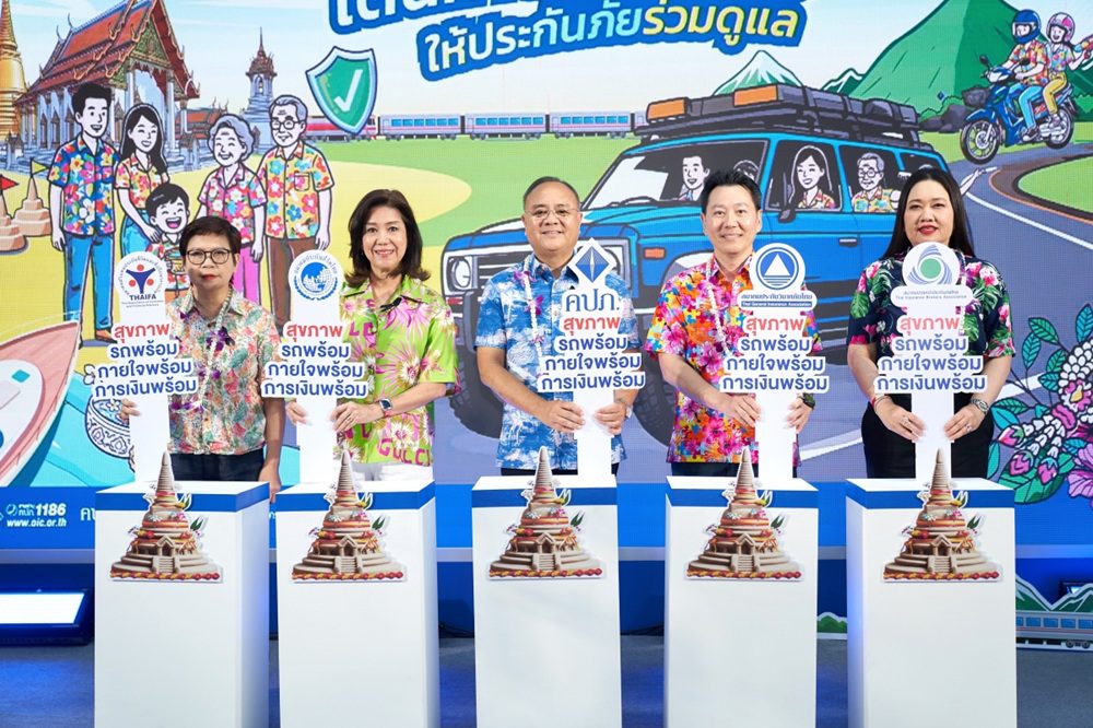 OCEAN LIFE ไทยสมุทรประกันชีวิต รณรงค์สงกรานต์สุขกายใจ มอบหมวกนิรภัย ‘โอชิ’ เสริมเกราะความปลอดภัยให้ผู้ขับขี่รถจักรยานยนต์ย่านรัชดาภิเษก