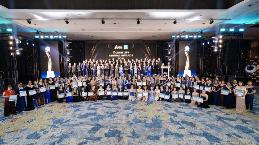 บริษัท ไทยสมุทรประกันชีวิต จำกัด (มหาชน) ตอกย้ำความเป็นผู้นำธุรกิจประกันชีวิต จัดงานมอบรางวัลเกียรติยศแห่งปี “OCEAN LIFE Annual Awards 2025” เพื่อเชิดชูเกียรติและแสดงความยินดีแก่ที่ปรึกษาประกันชีวิตที่มีผลงานโดดเด่นในรอบปีที่ผ่านมา รวมทั้งสิ้น 275 รางวัล เพื่อขอบคุณในความมุ่งมั่นทุ่มเทดูแลลูกค้าด้วยความจริงใจ โดยได้รับเกียรติจาก คุณนุสรา (อัสสกุล) บัญญัติปิยพจน์ ประธานเจ้าหน้าที่บริหารและกรรมการผู้จัดการ เป็นประธานเปิดงานและมอบรางวัลให้แก่เหล่าสุดยอดที่ปรึกษาประกันชีวิต พร้อมด้วย คุณสมชัย อาภรณ์ศิริพงษ์ รองกรรมการผู้จัดการ และคณะผู้บริหารฝ่ายขายร่วมให้การต้อนรับที่ปรึกษาประกันชีวิตจากทั่วประเทศที่ได้รับรางวัล และร่วมเฉลิมฉลองความสำเร็จร่วมกัน

โอกาสนี้ คุณนุสรา (อัสสกุล) บัญญัติปิยพจน์ กล่าวแสดงยินดีในความสำเร็จของที่ปรึกษาประกันชีวิตทุกท่าน และได้แสดงวิสัยทัศน์และแนวทางการดำเนินงานในปี 2569 ที่มุ่งเน้นการใช้พลังความรัก เป็นพลังขับเคลื่อนองค์กร ตอกย้ำวิสัยทัศน์เรื่องประกันชีวิตให้เป็นเรื่องง่ายและเข้าถึงได้สำหรับคนไทยทุกคน พร้อมยกระดับการบริการด้วยเทคโนโลยีที่ตอบโจทย์ไลฟ์สไตล์ เพื่อส่งมอบสุขภาพที่ดีและความมั่นคงให้แก่ลูกค้าอย่างแท้จริง

ปิดท้ายค่ำคืนแห่งความภาคภูมิใจด้วย Exclusive Concert จาก “นนท์ ธนนท์” ศิลปินหนุ่มมากความสามารถในฐานะ Brand Ambassador ของ OCEAN LIFE ไทยสมุทรประกันชีวิต ที่มาร่วมส่งพลังความรักผ่านบทเพลงเพราะๆ ความหมายดี โดยเฉพาะเพลงพิเศษ “รักคือพลังของชีวิต” ท่ามกลางบรรยากาศที่อบอุ่นและเป็นกันเอง ถือเป็นของขวัญสุดพิเศษที่สร้างแรงบันดาลใจให้แก่เหล่าที่ปรึกษาประกันชีวิตพร้อมก้าวสู่ปี 2569 อย่างมั่นใจและแข็งแกร่ง ./