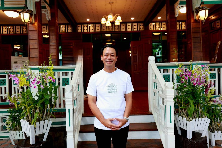 BAM เดินหน้ากลยุทธ์เชิงรุก พลิกฟื้นทรัพย์รอขายสู่คุณค่าที่ยั่งยืน
ผนึกกำลังอาศรมศิลป์ คืนชีวิต “บ้านพระพิทักษ์” บ้านไม้สองชั้นอายุ 88 ปี
ฟื้นย่านเมืองเก่า สร้างต้นแบบการพัฒนาด้วยเศรษฐกิจสร้างสรรค์
มอบโอกาสใหม่ให้ชุมชนและเมือง