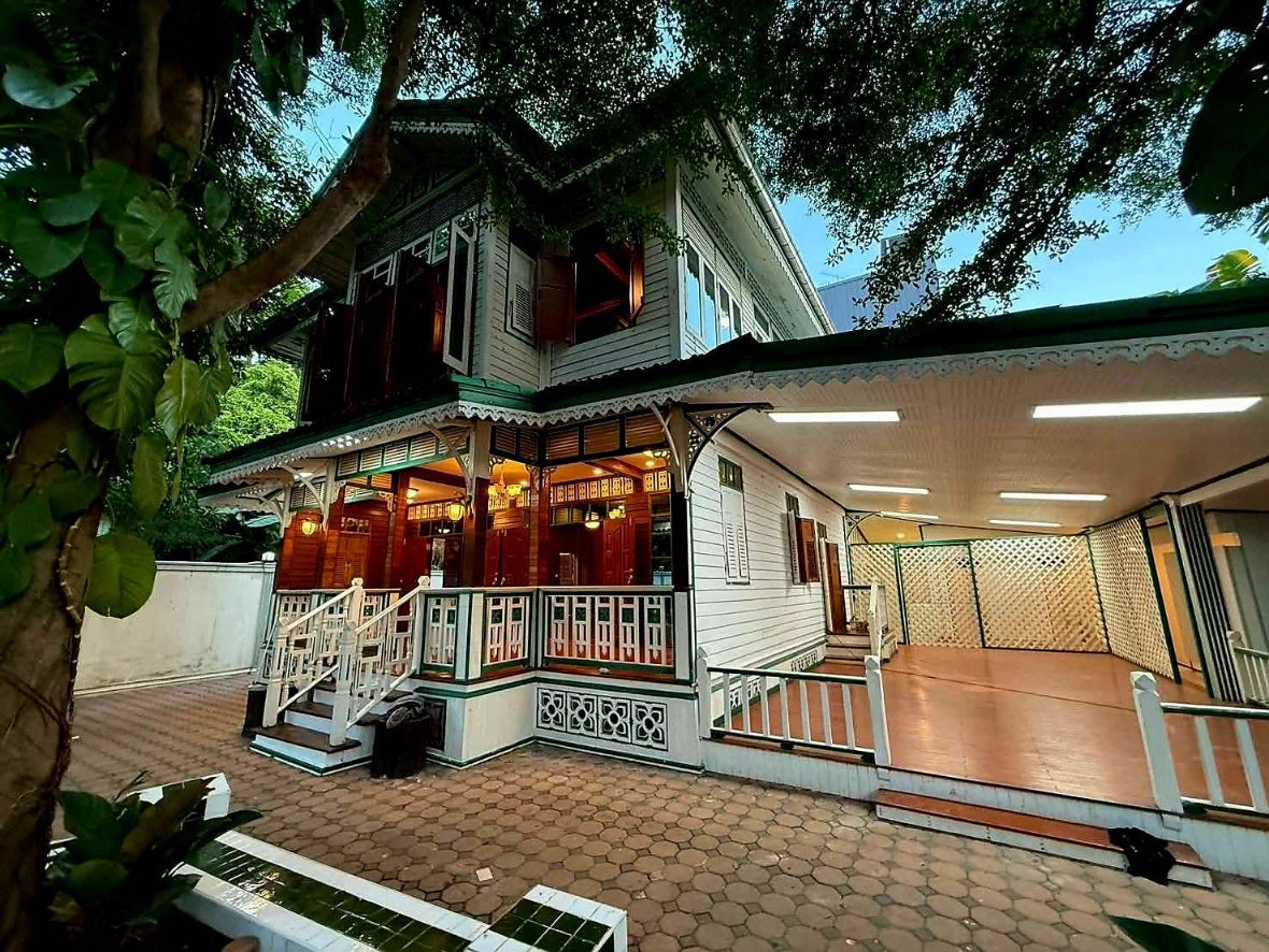 BAM เดินหน้ากลยุทธ์เชิงรุก พลิกฟื้นทรัพย์รอขายสู่คุณค่าที่ยั่งยืน ผนึกกำลังอาศรมศิลป์ คืนชีวิต “บ้านพระพิทักษ์” บ้านไม้สองชั้นอายุ 88 ปี ฟื้นย่านเมืองเก่า สร้างต้นแบบการพัฒนาด้วยเศรษฐกิจสร้างสรรค์ มอบโอกาสใหม่ให้ชุมชนและเมือง