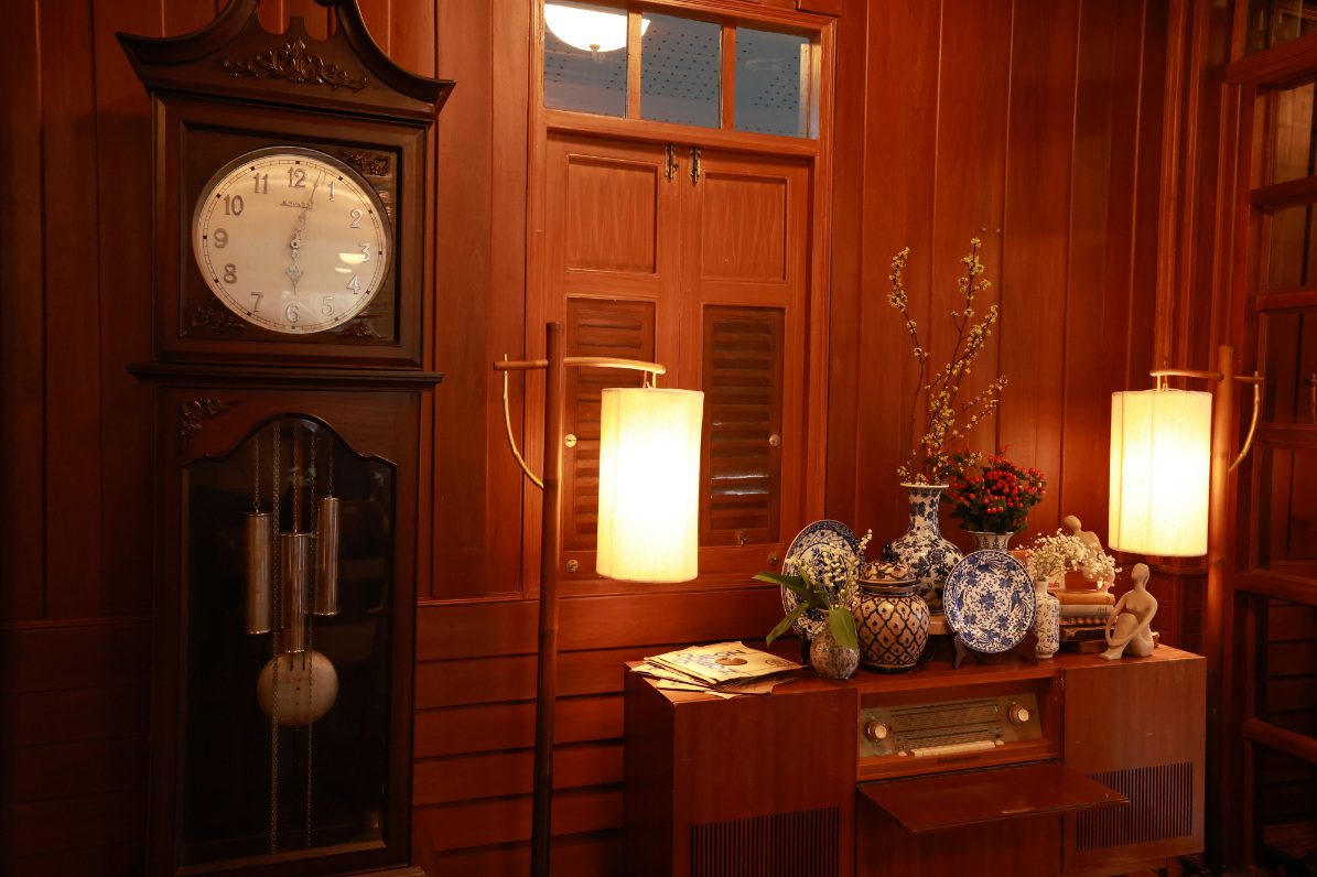 BAM เดินหน้ากลยุทธ์เชิงรุก พลิกฟื้นทรัพย์รอขายสู่คุณค่าที่ยั่งยืน
ผนึกกำลังอาศรมศิลป์ คืนชีวิต “บ้านพระพิทักษ์” บ้านไม้สองชั้นอายุ 88 ปี
ฟื้นย่านเมืองเก่า สร้างต้นแบบการพัฒนาด้วยเศรษฐกิจสร้างสรรค์
มอบโอกาสใหม่ให้ชุมชนและเมือง