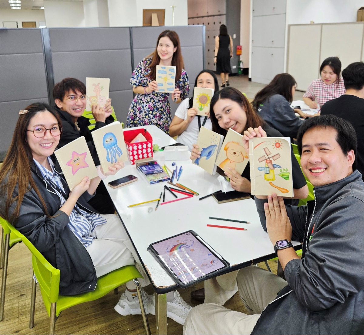 บริษัท บีซีพีจี จำกัด (มหาชน) ร่วมกับมูลนิธิบูรณะชนบทแห่งประเทศไทยในพระบรมราชูปถัมภ์ จัดกิจกรรม “BCPG Paper Ranger” โดยพนักงานได้ร่วมกันเปลี่ยนกระดาษ A4 ที่ใช้แล้วเพียงหน้าเดียว ให้กลายเป็นสมุดเล่มใหม่ เพื่อส่งต่อให้น้องๆ นักเรียนในพื้นที่ห่างไกลที่ยังขาดแคลนอุปกรณ์การเรียน ณ สำนักงานใหญ่ อาคารเอ็ม ทาวเวอร์
ภายในระยะเวลาเพียง 3 ชั่วโมงของกิจกรรมสามารถจัดทำสมุดทำมือได้ถึง 85 เล่ม ด้วยกระดาษใช้แล้วจำนวน 1,700 แผ่น ซึ่งช่วยลดการปล่อยก๊าซคาร์บอนไดออกไซด์จากการผลิตกระดาษจำนวนดังกล่าวได้ประมาณ 8.755 กิโลกรัมคาร์บอนไดออกไซด์เทียบเท่า หรือเท่ากับการปลูกต้นไม้ 1 ต้น
กิจกรรมนี้สอดคล้องกับเป้าหมายการพัฒนาอย่างยั่งยืน (SDGs) โดยผสานสิ่งแวดล้อมและสังคม ผ่านแนวคิดเศรษฐกิจหมุนเวียน (Circular Economy) โดยการต่อยอดวัสดุเหลือใช้ ควบคู่กับการลดของเสีย การ Reuse และการสร้างโอกาสทางการศึกษา