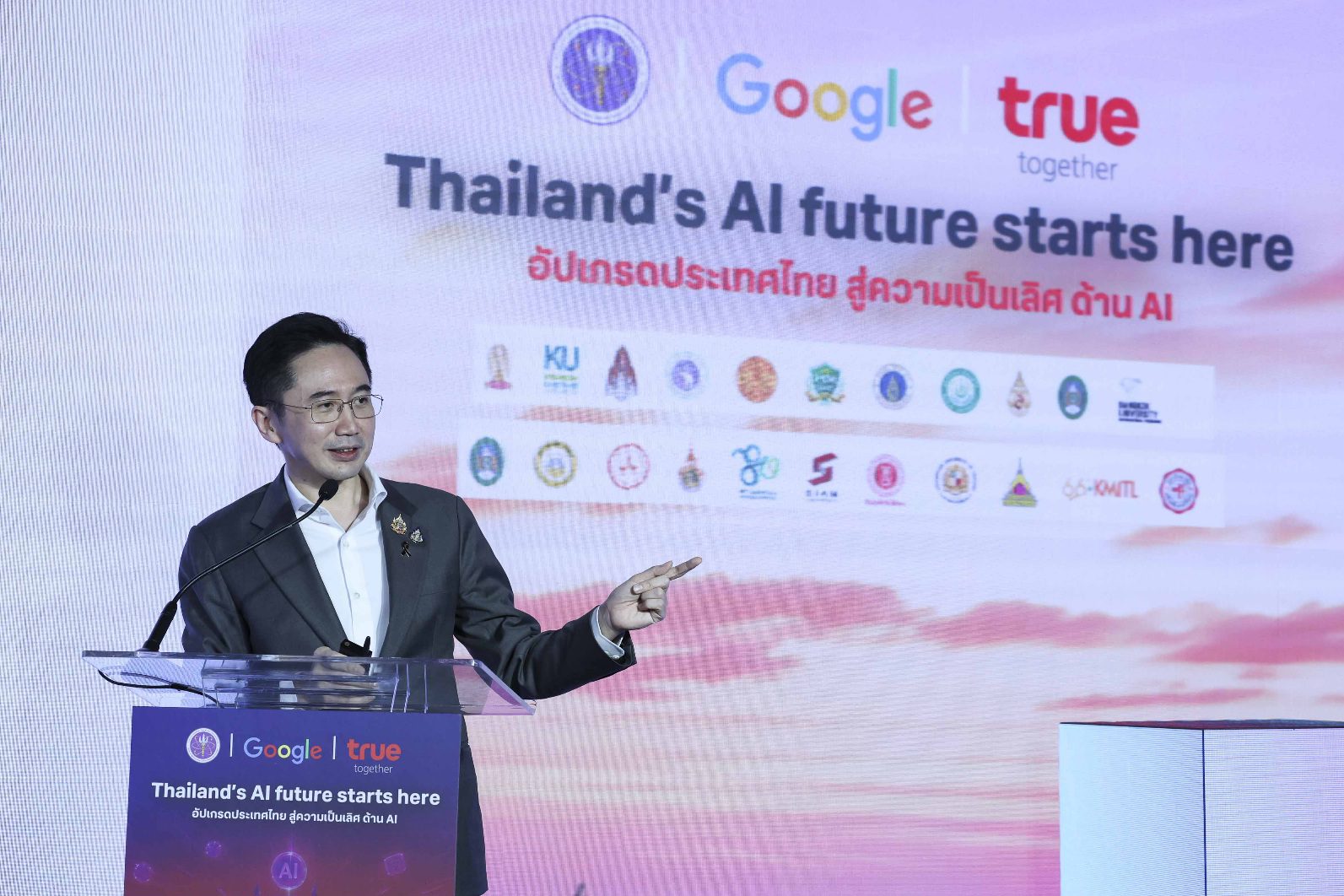 ทรู ผนึก Google เปิดตัว “AI for All Thais” ครั้งแรกในไทย ร่วมมือกระทรวง อว. และเครือข่ายมหาวิทยาลัยชั้นนำทั่วประเทศ ยกระดับการเรียน AI สู่ระบบมหาวิทยาลัยในรูปแบบที่นับหน่วยกิตได้ เร่งอัปสกิลคนไทยสู่ความเป็นเลิศด้าน AI