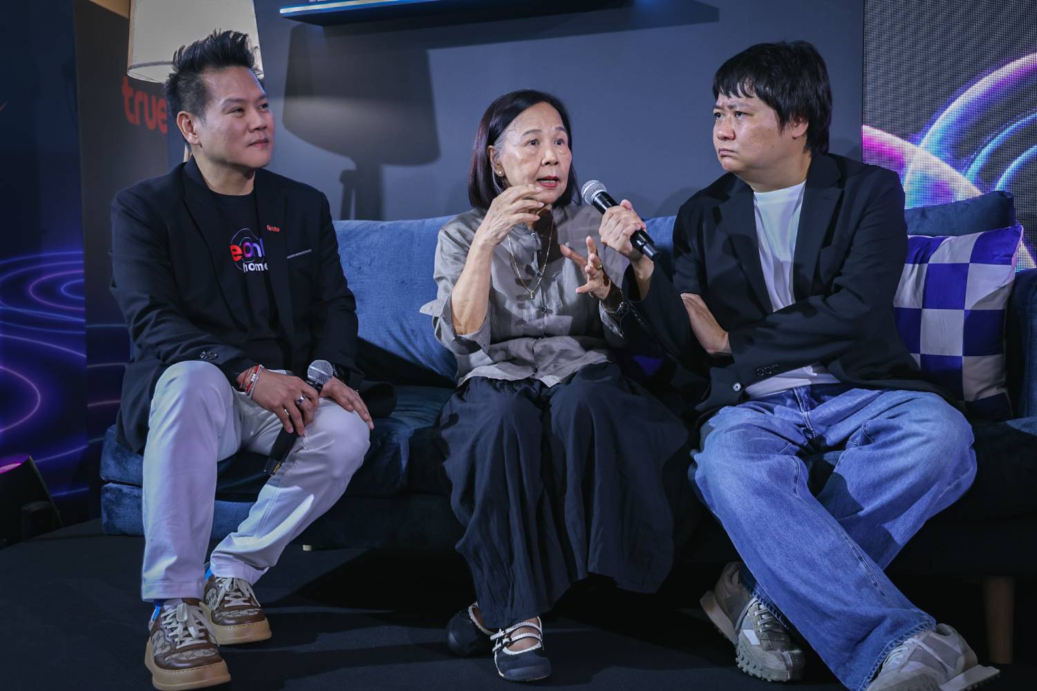 “เฮ้ เอมี่...ดูแลบ้านให้ด้วย!” ทรูออนไลน์ พลิกบทบาทจากเน็ตบ้านสู่ AI Smart Home รายแรกในไทย
เปิดตัว “TrueOnline Home Next” ผสานเน็ตบ้านคุณภาพ – อุปกรณ์ IoT อัจฉริยะ – AI
ชู TrueX Home Hub ศูนย์กลางควบคุมบ้านอัจฉริยะ พร้อม “เอมี่” ผู้ช่วยอัจฉริยะ เพื่อนรู้ใจคนในบ้าน