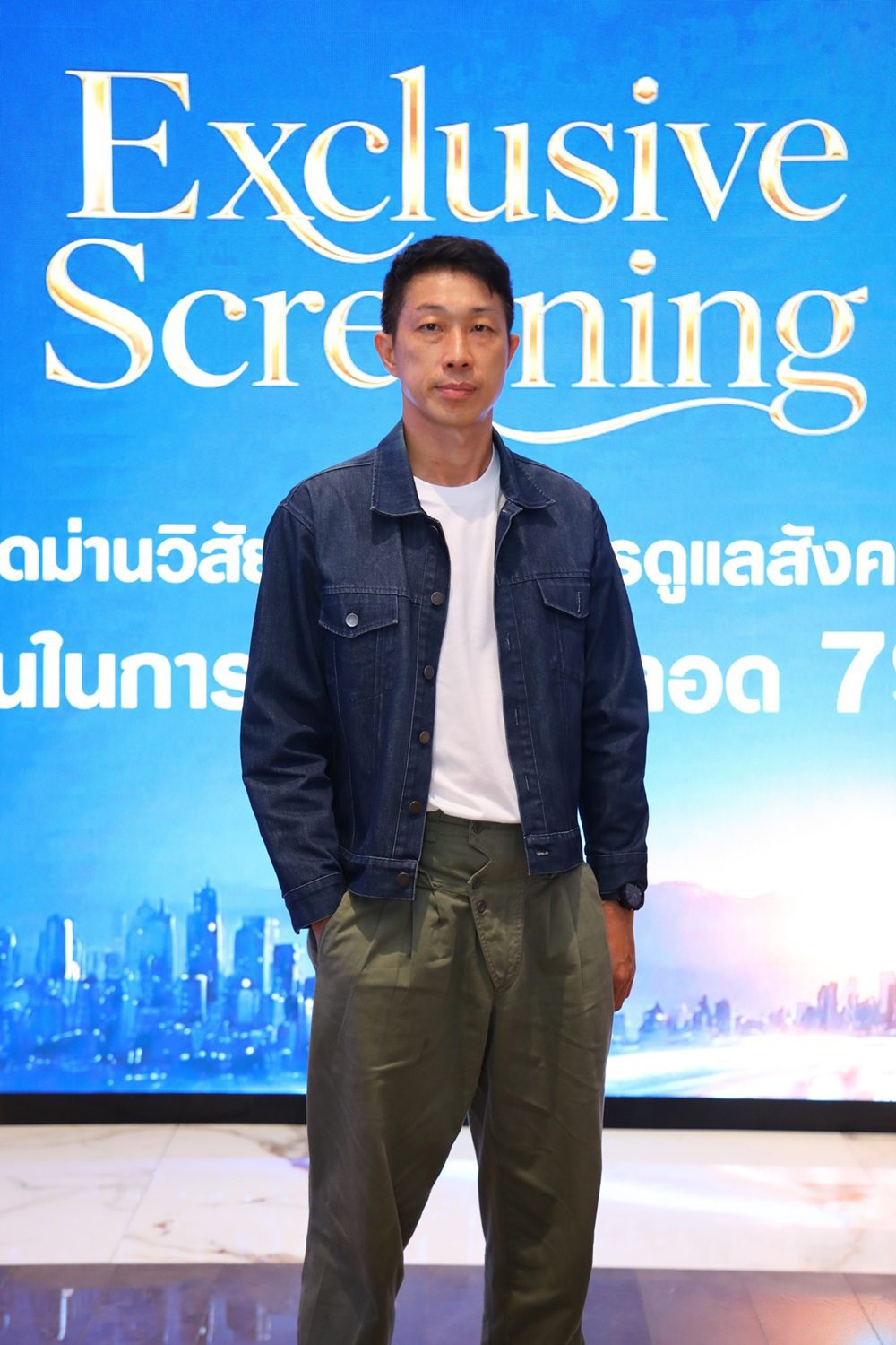 นายอมร ทองธิว กรรมการผู้จัดการ บริษัท วิริยะประกันภัย จำกัด (มหาชน) เปิดเผยว่า ในยุคที่ข้อมูลข่าวสารและ
คอนเทนต์จำนวนมหาศาลกลายเป็นพลังสำคัญในการขับเคลื่อนสังคม ซึ่งสามารถสร้างแรงกระเพื่อมและความเปลี่ยนแปลงได้
ในหลากหลายมิติ การสื่อสารแบรนด์อย่างมีประสิทธิภาพจึงถือเป็นกลยุทธ์สำคัญที่ช่วยให้สาธารณชนรับรู้และเข้าใจถึงตัวตนที่แท้จริงขององค์กร โดยตลอดระยะเวลาที่ผ่านมา บริษัทฯ มุ่งเน้นการพัฒนางานบริการเป็นหลัก ควบคู่กับการดำเนินกิจกรรมทางการตลาดอย่างต่อเนื่อง ขณะที่ปัจจุบัน งานด้านภาพลักษณ์องค์กรได้กลายเป็นจิ๊กซอว์ชิ้นสำคัญที่เข้ามาช่วยเติมเต็มความแข็งแกร่งและสร้างการเติบโตอย่างยั่งยืนให้กับแบรนด์
