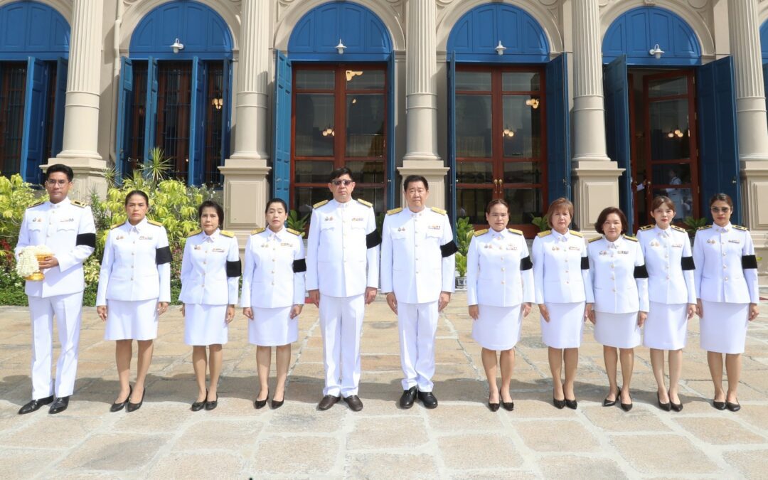 ออมสิน ถวายสักการะเบื้องหน้าพระรูปและลงนามถวายความอาลัย แด่สมเด็จพระเจ้าลูกเธอ เจ้าฟ้าพัชรกิติยาภา นเรนทิราเทพยวดี กรมหลวงราชสาริณีสิริพัชร มหาวัชรราชธิดา