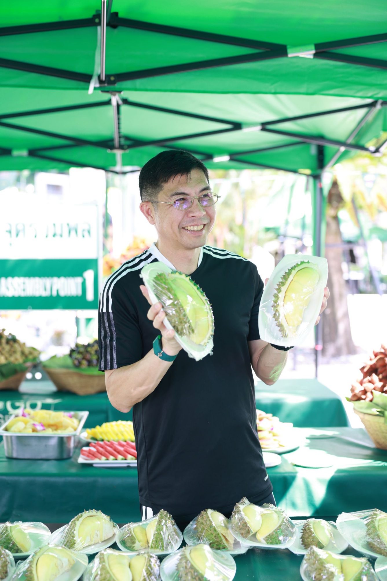 งาน BAAC Market Fruits Buffet บุฟเฟต์ผลไม้สุดพรีเมียม ที่ ธ.ก.ส. ประสบความสำเร็จ! วันแรกเสิร์ฟทุเรียนไปแล้วกว่า 1 ตัน ภายใน 2 ชั่วโมง